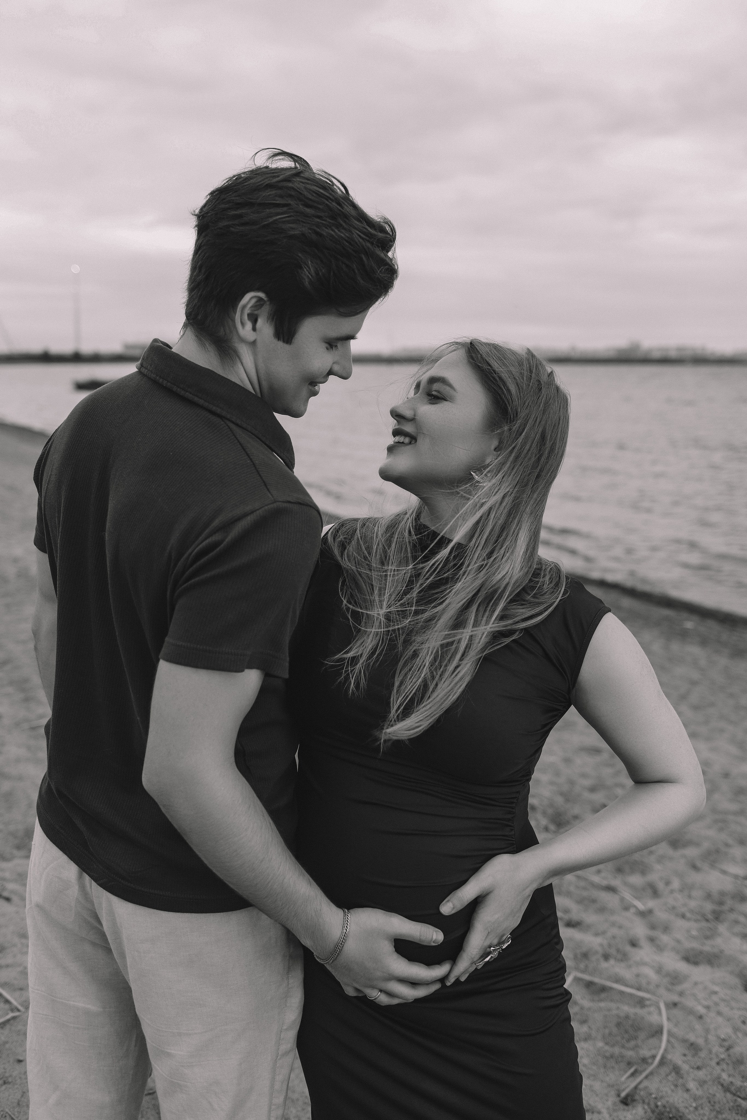 Черно-белое фото пары, руки на животе