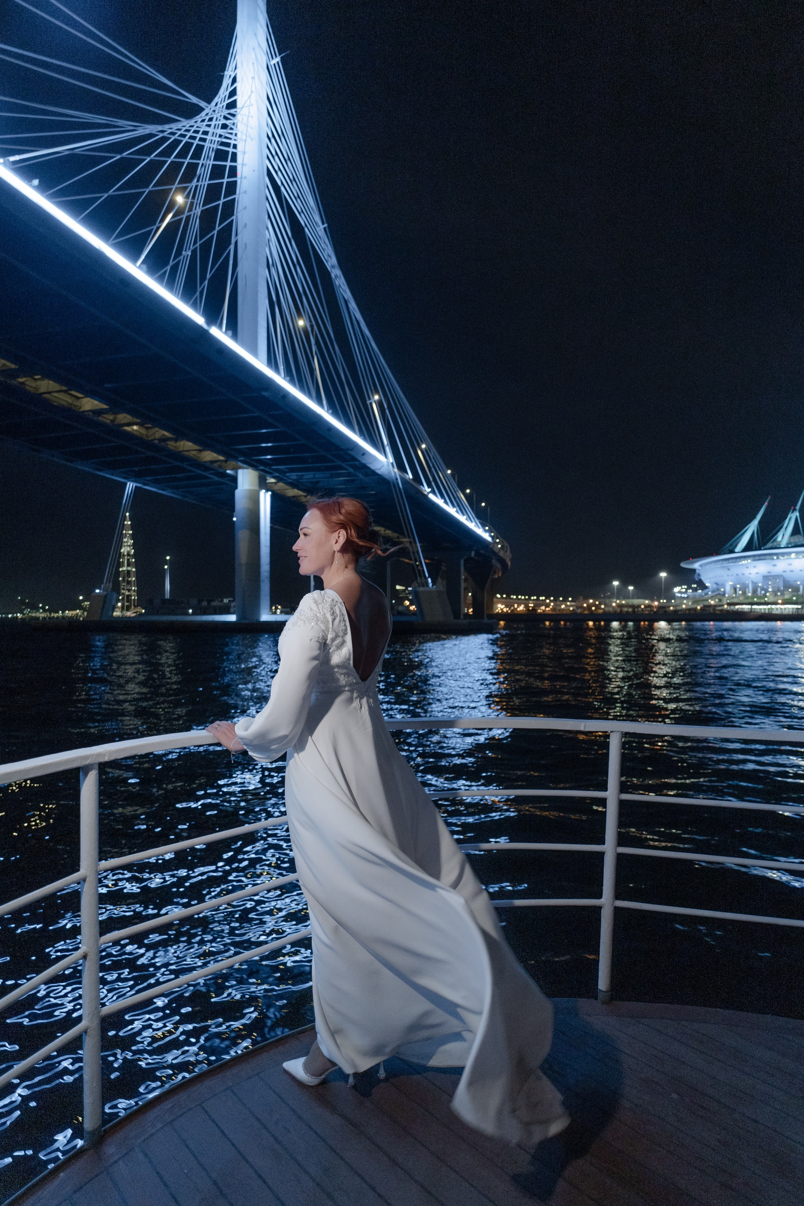 Развод мостов белые ночи в Санкт-Петербурге невеста стоит на носу корабля ночью у большого вантового моста