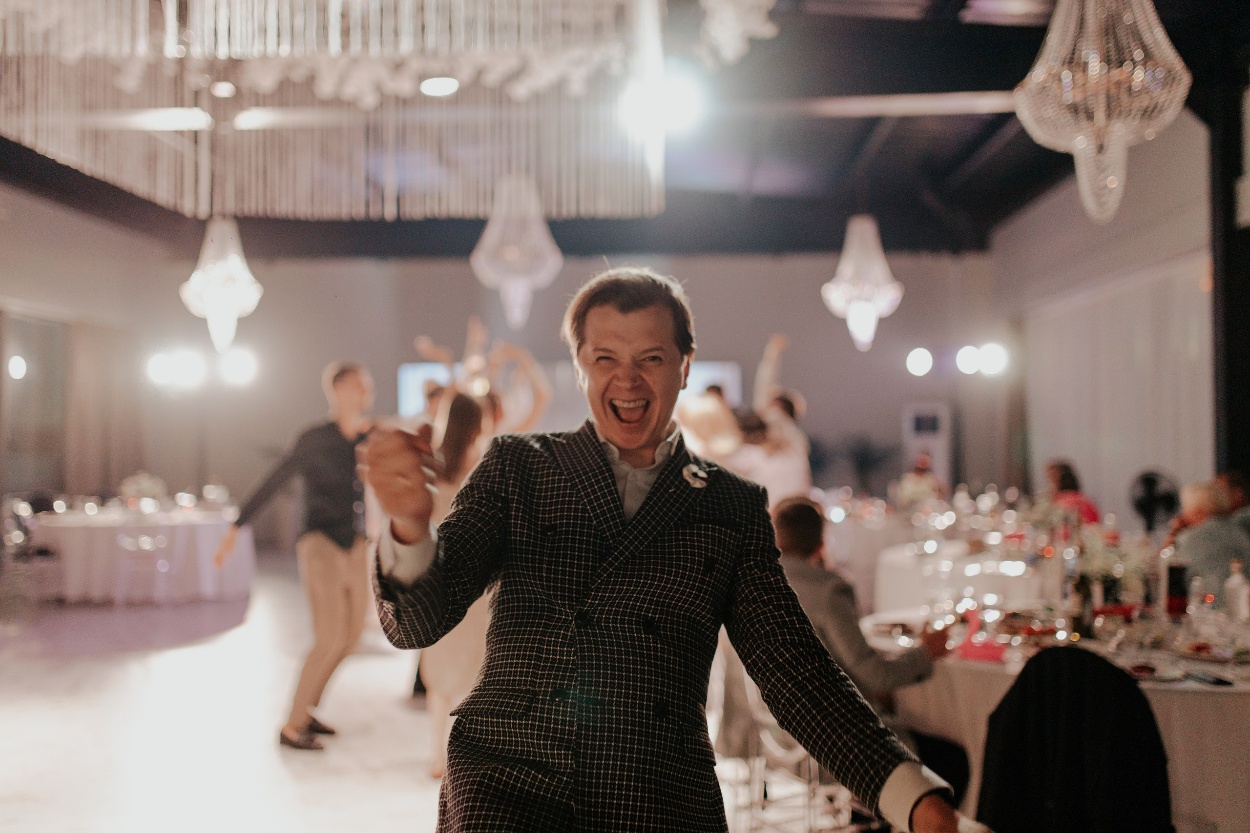 Друзья улыбаются у праздничного стола — атмосфера любви