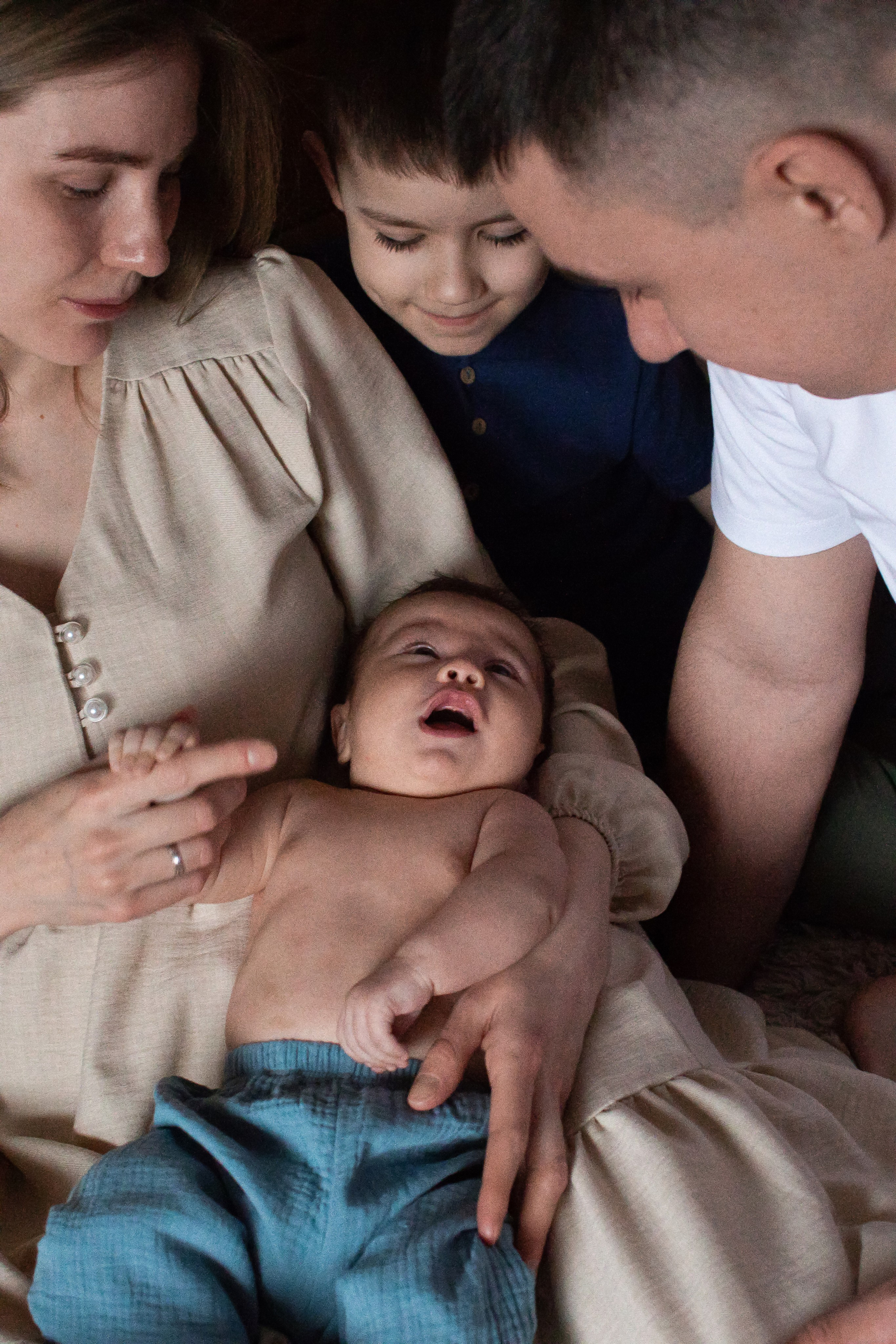 Оля, Андрей, Даня и Паша, домашняя фотосессия с грудничком. Семейный фотограф в Москве Марина Петра