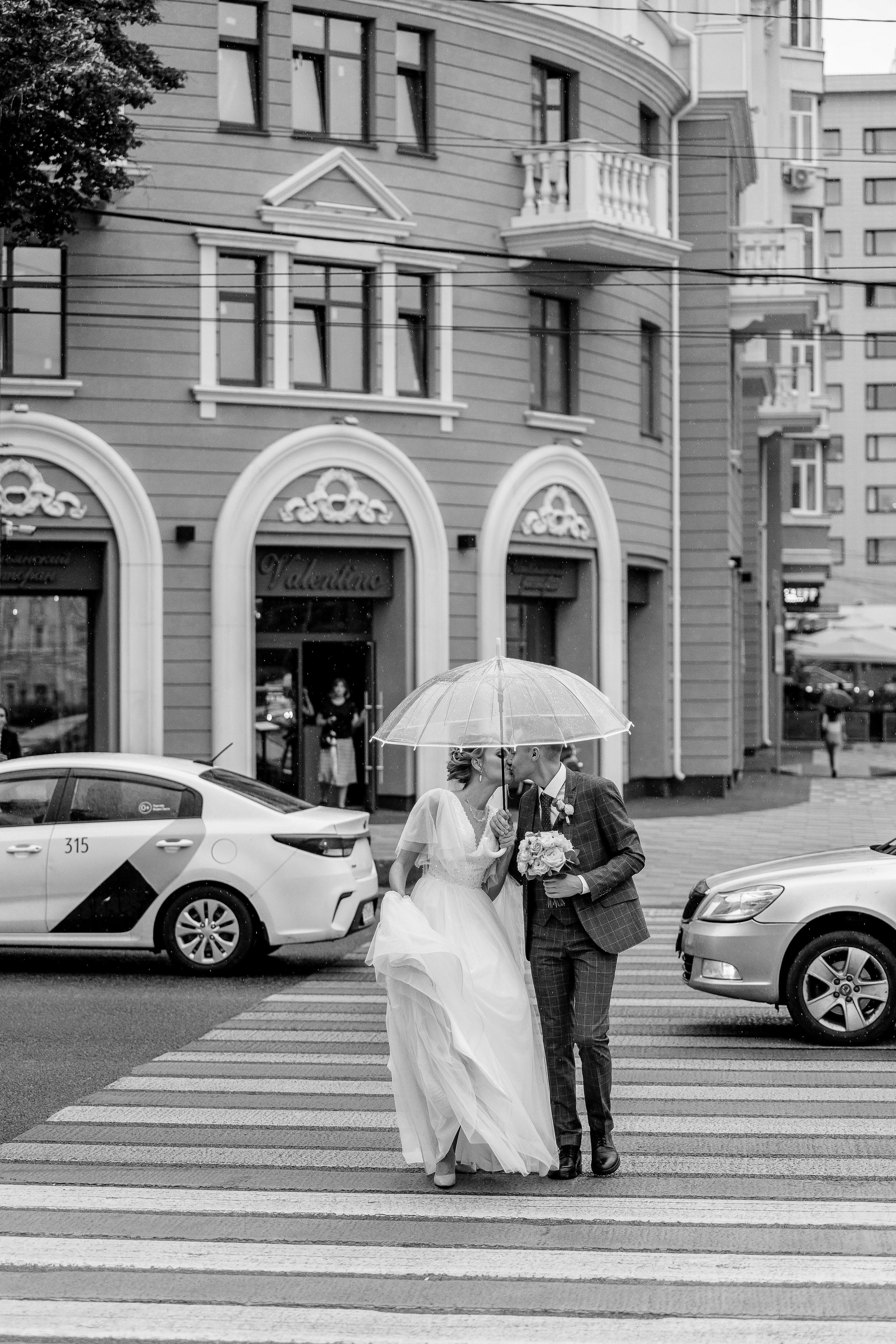 Свадебная прогулка на проспекте Революции в Воронеже Фотограф Денис Перминов