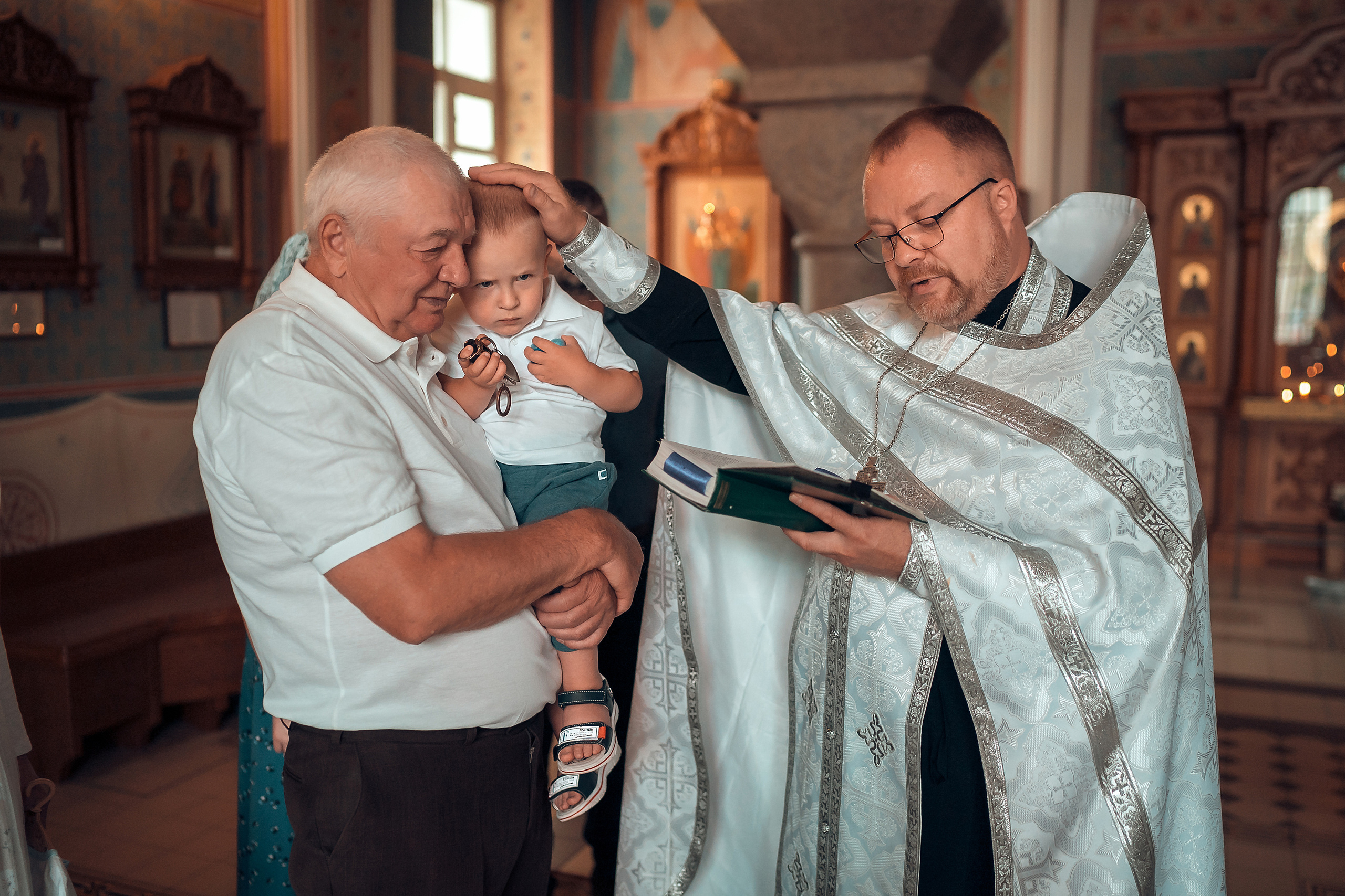 Крещение ребенка в Красноярске, Храм Иоанна Предтечи. Фотограф на Крещение и Венчание в Красноярске Рамазанова Юлия