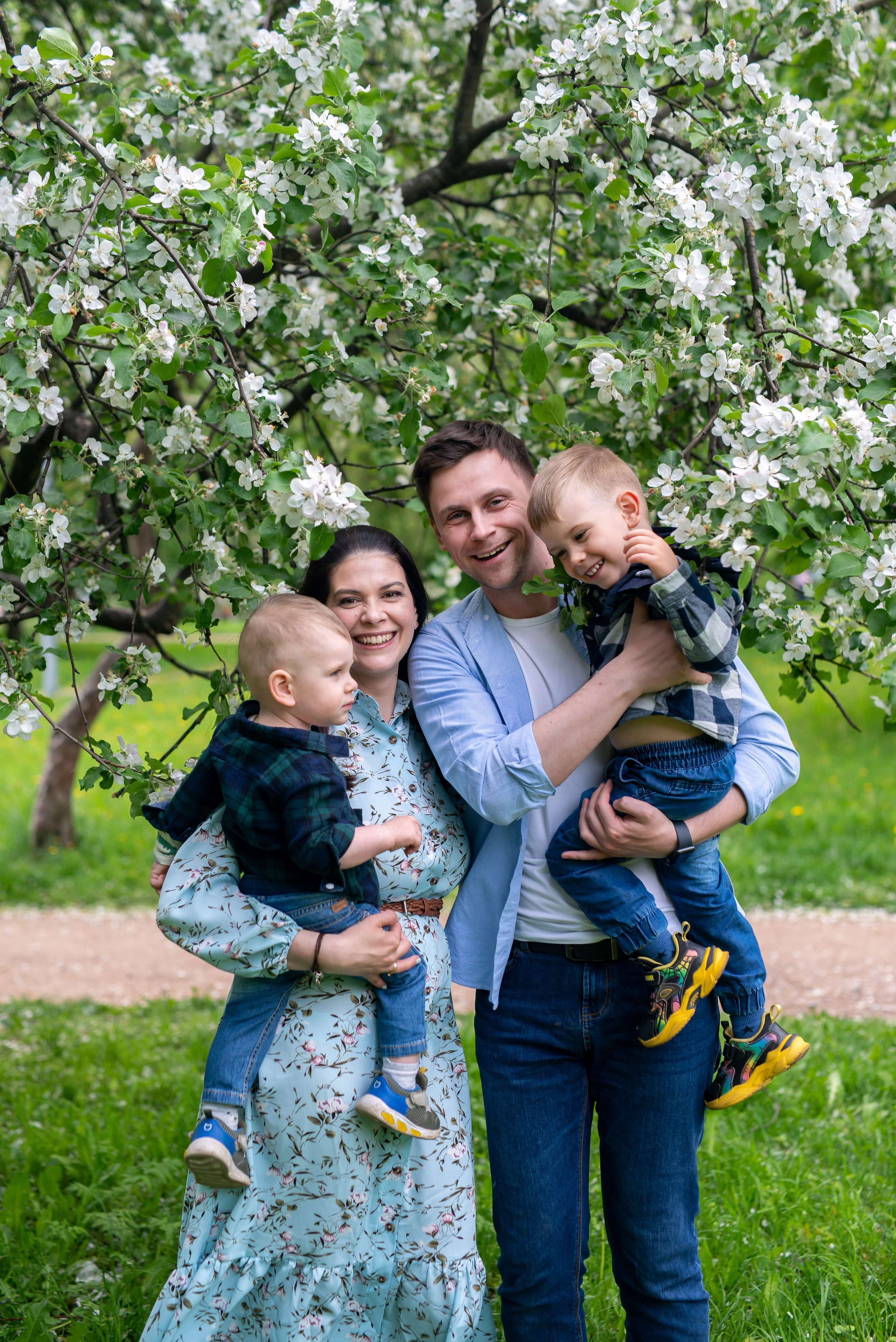 Наташа и Дима (фотосессия в цветущих садах). Портретный, семейный и свадебный фотограф в Санкт-Петербурге и в Пушкине Ширяев Денис