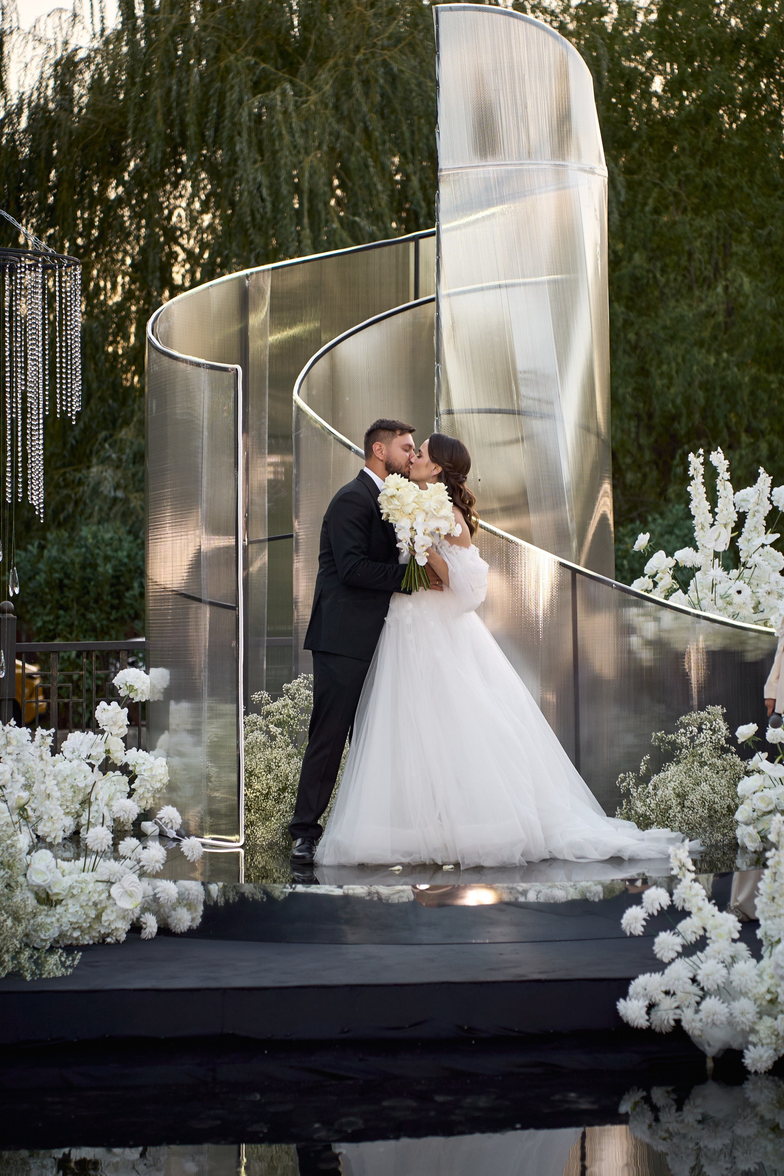 Свадьба с искусственным интеллектом в Усадьбе фамилии от ТВИНС СТУДИО лучших фотографов Краснодара. ТВИНС СТУДИО — лучшие свадебные фотографы и видеографы в Краснодаре