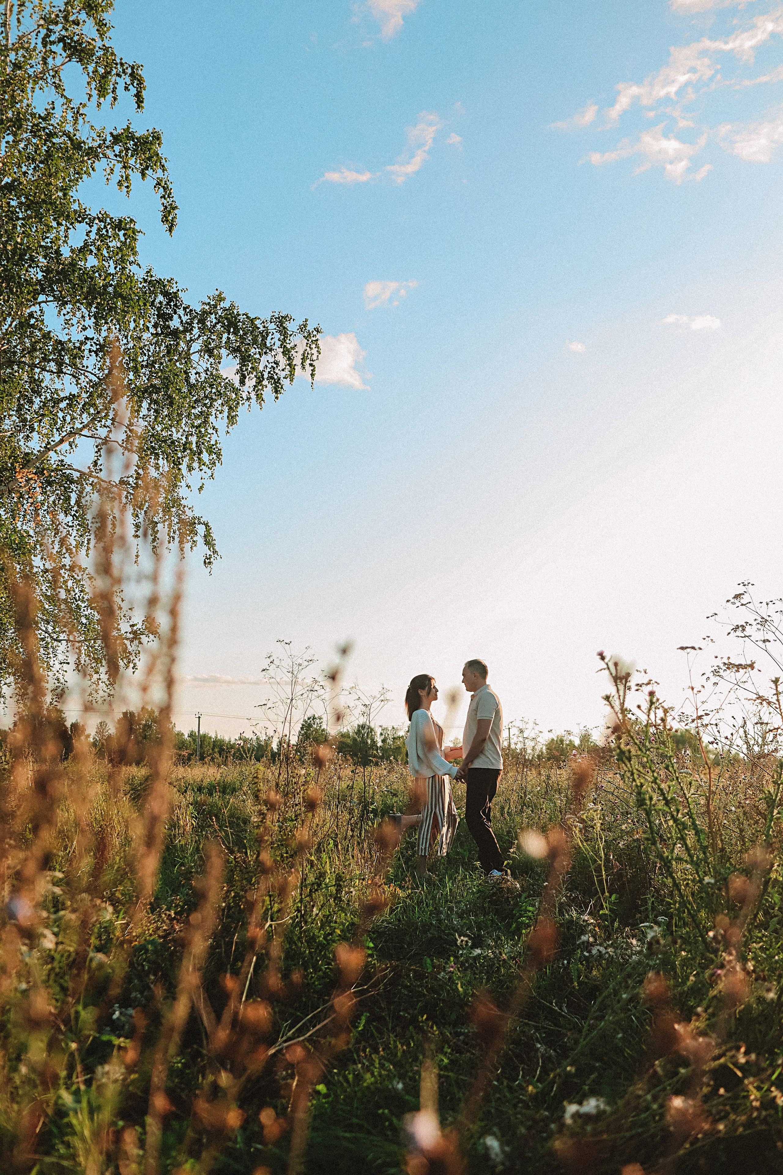 Поле love story на закате. Семейный фотограф Тюмень, фотограф на роды Салмина Мария