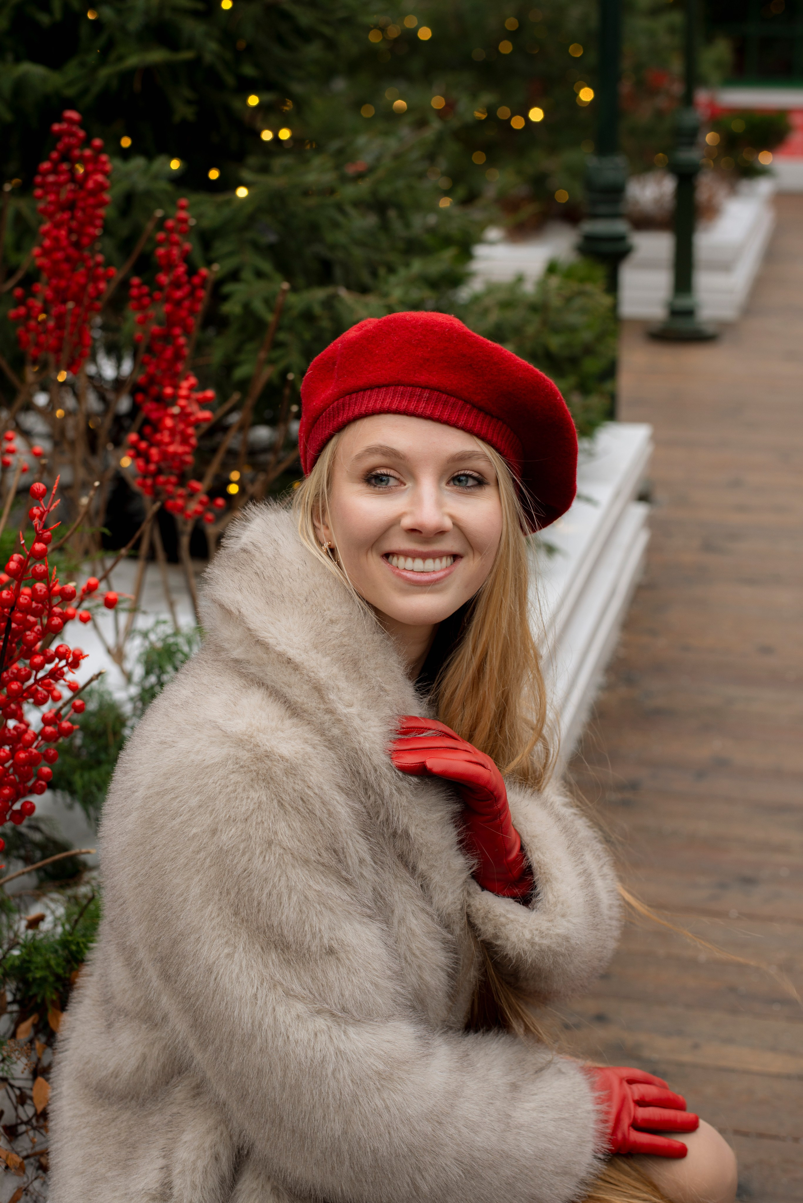 Зимняя фотосессия девушки блондинки с длинными волосами в красном берете и красных перчатках 
