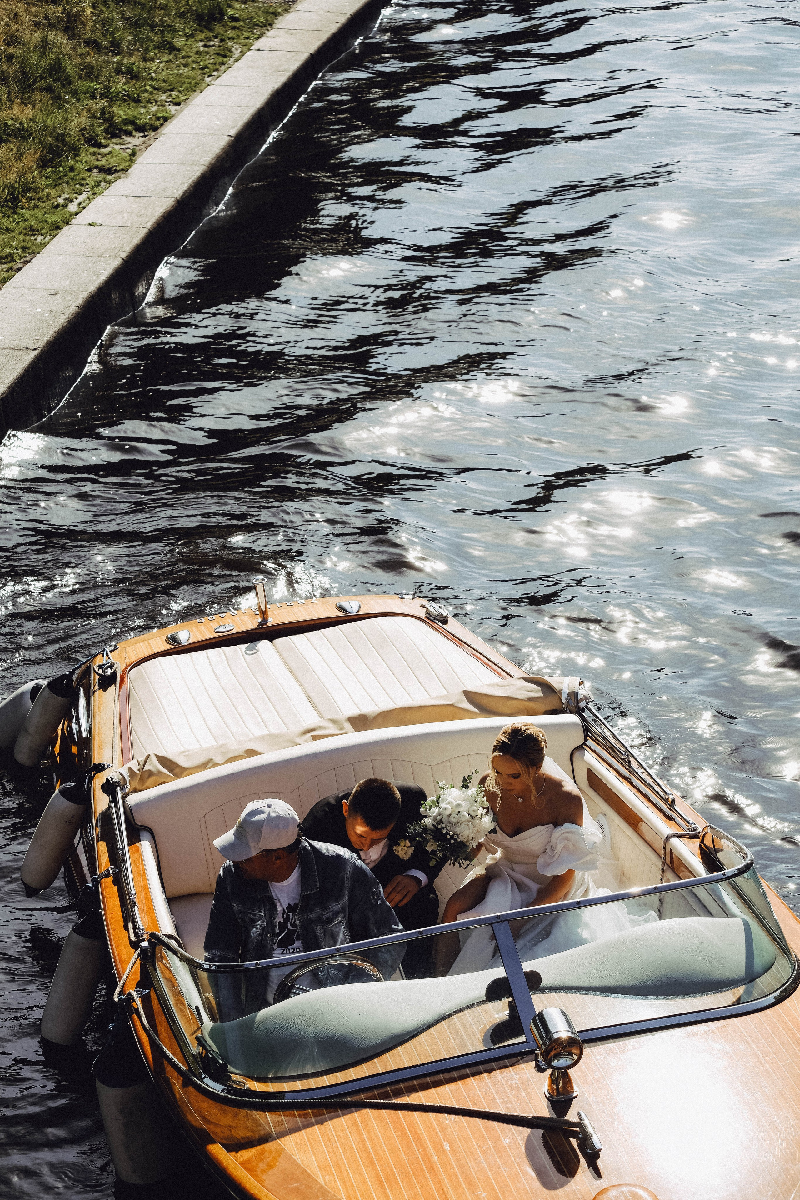 СВАДЕБГНАЯ ПРОГУЛКА ПО КАНАЛ САНКТ-ПЕТЕРБУРГА НА КАТЕРЕ. Профессиональный фотограф, Санкт-Петербург — Виктория Богомолова