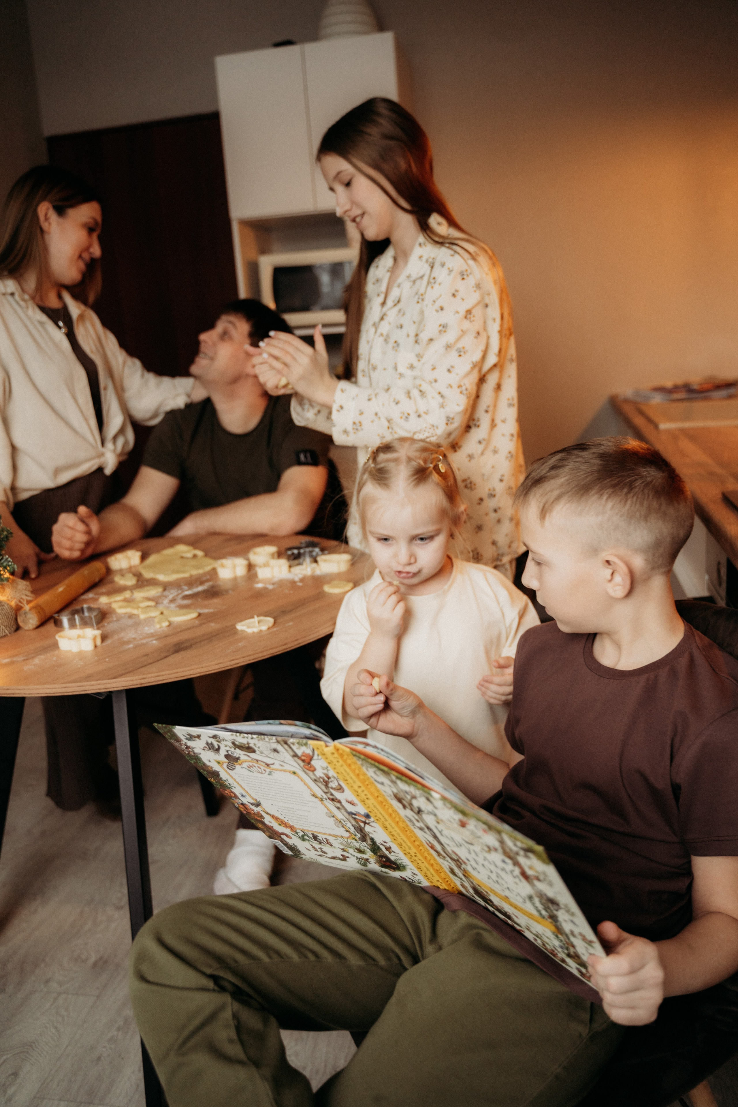 Семья на кухне