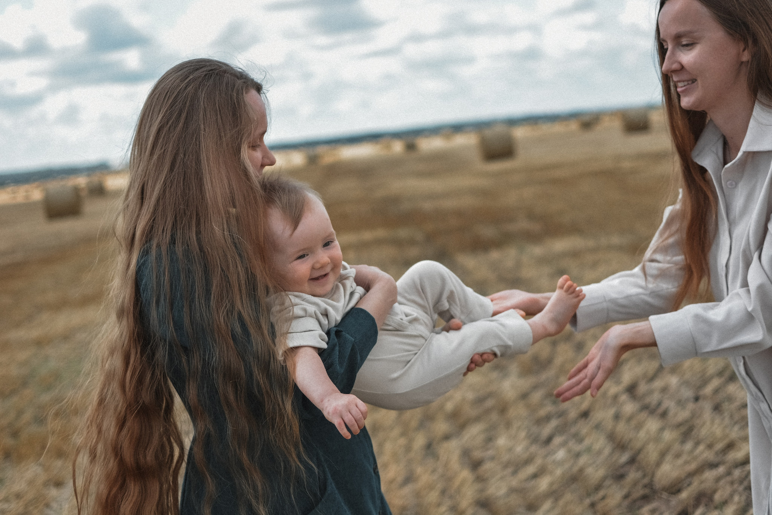Сёстры в поле и малышка дочь. Alenasokolowa.ru