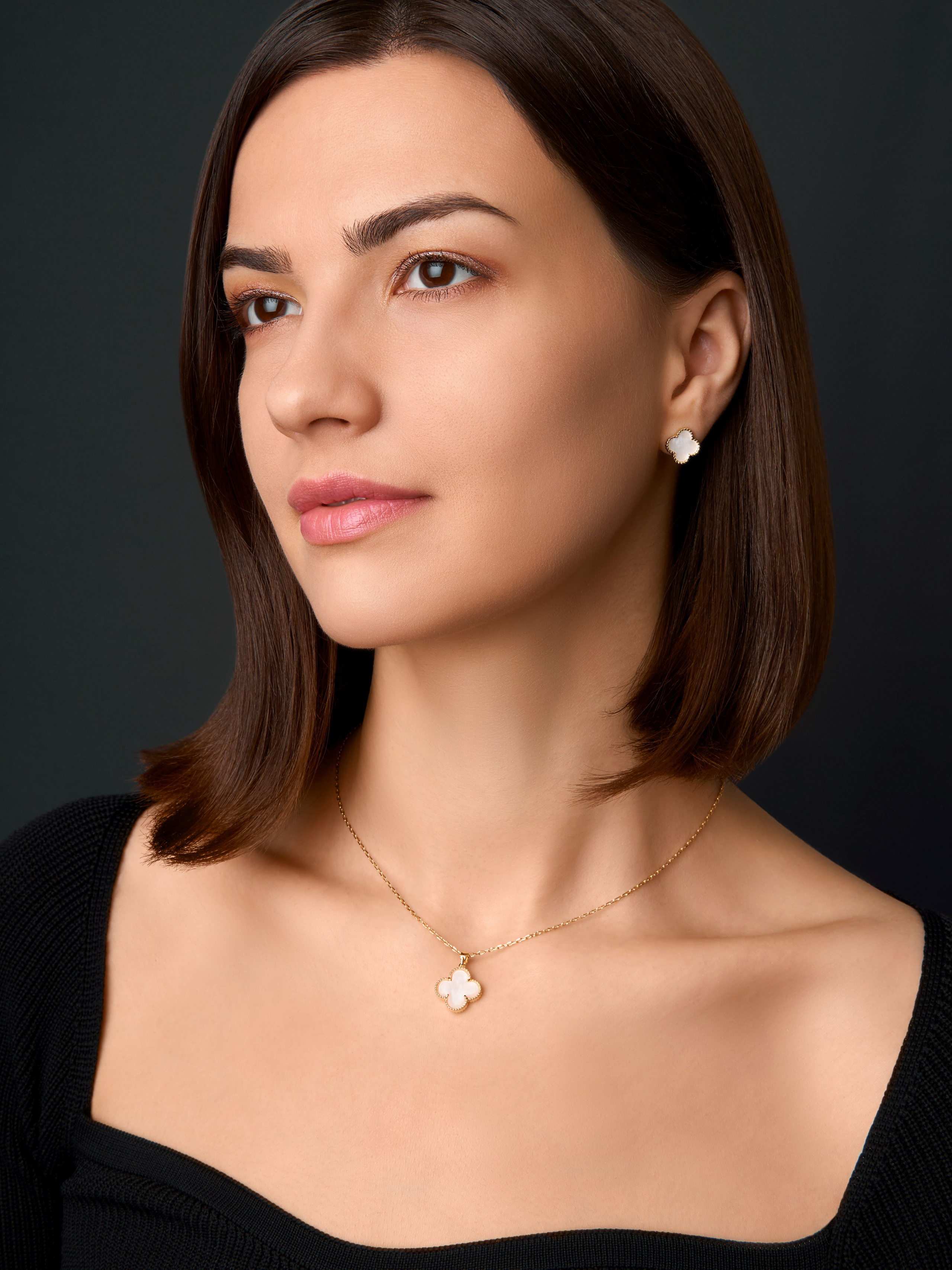 Комплект украшений на красивой девушке модели