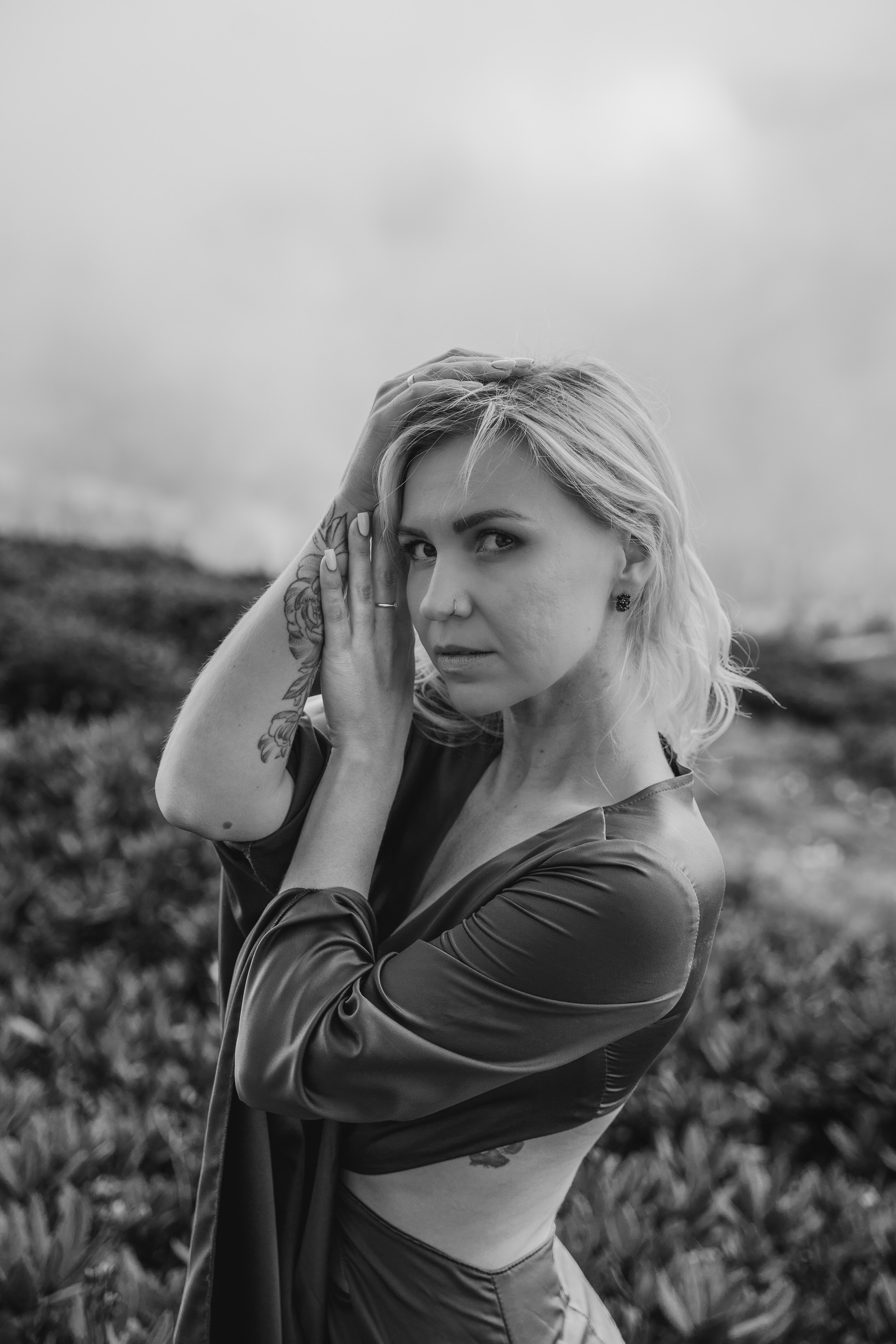 Портретный снимок девушки на фоне облаков и природы