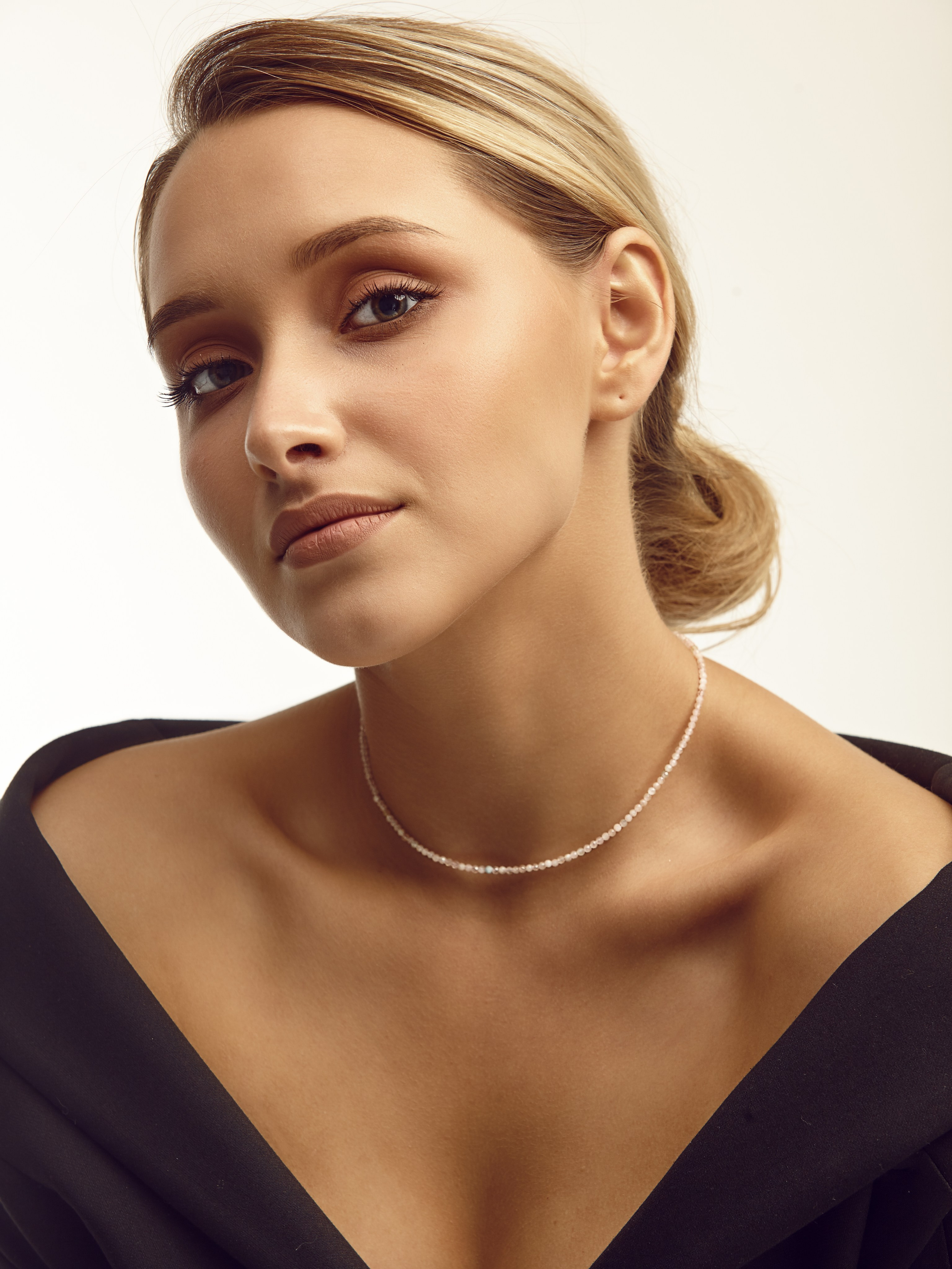 СЪЁМКА НА ЛЮДЯХ. Ильшат Бикмиев — предметный фотограф. Каталог и рекламная съёмка для бизнеса Алматы. Качественные фото для бизнеса, маркетплейсов интернета