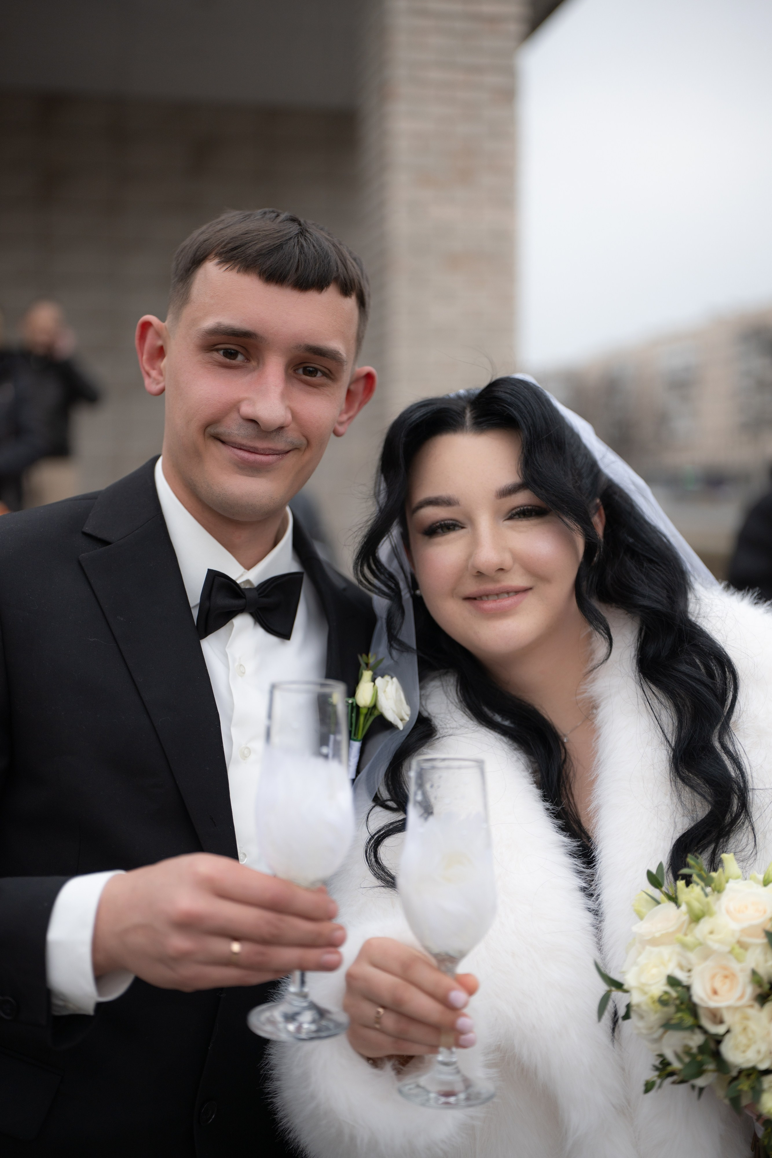 Свадебная фотосессия  в загсе Фрунзенского района на проспекте Славы в Санкт Петербурге жених и невеста на выходе из загса