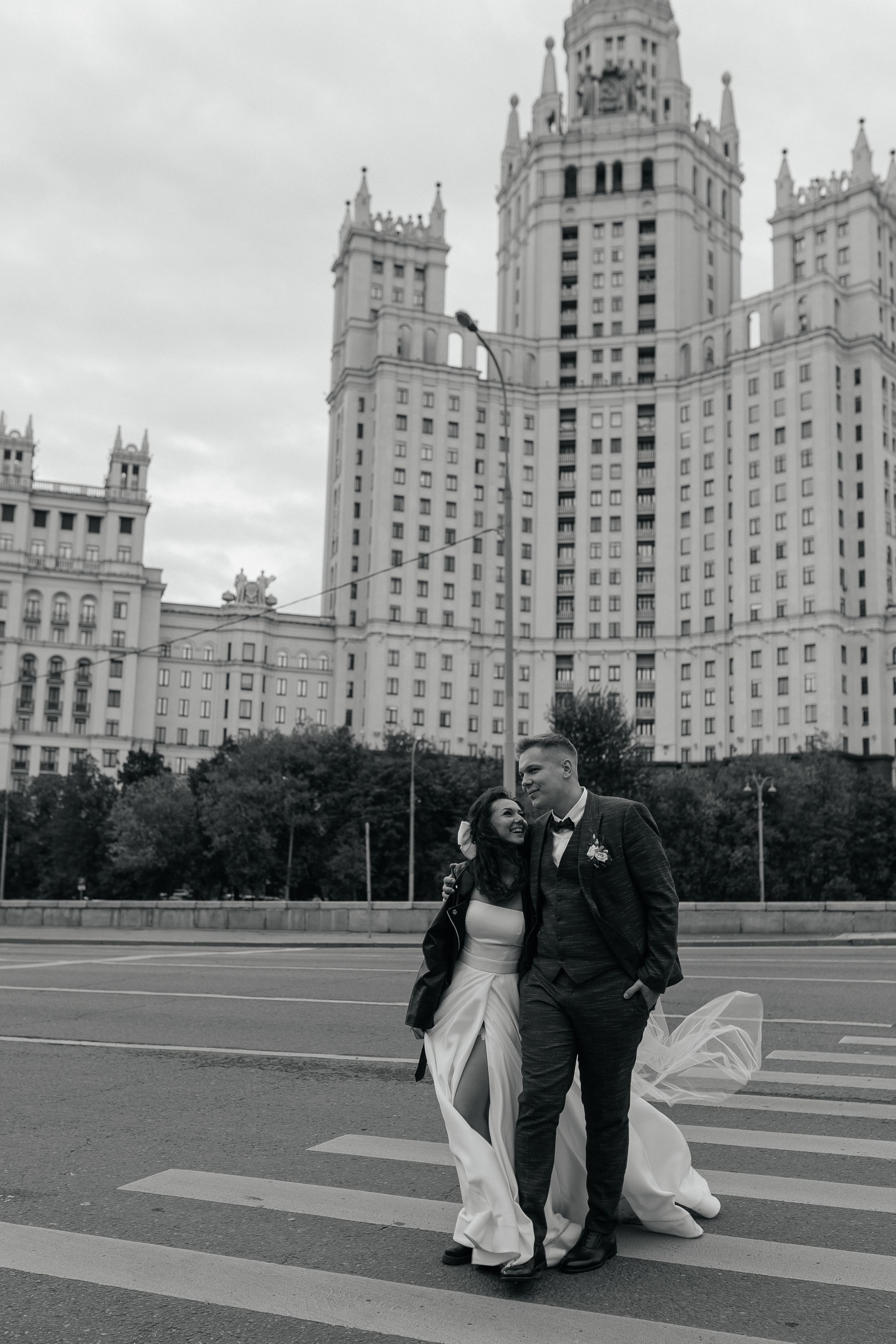 Свадебная фотосессия на набережной Москвы реки. Фото Радости. Свадебный и семейный фотограф в Москве Юлия Самойлова