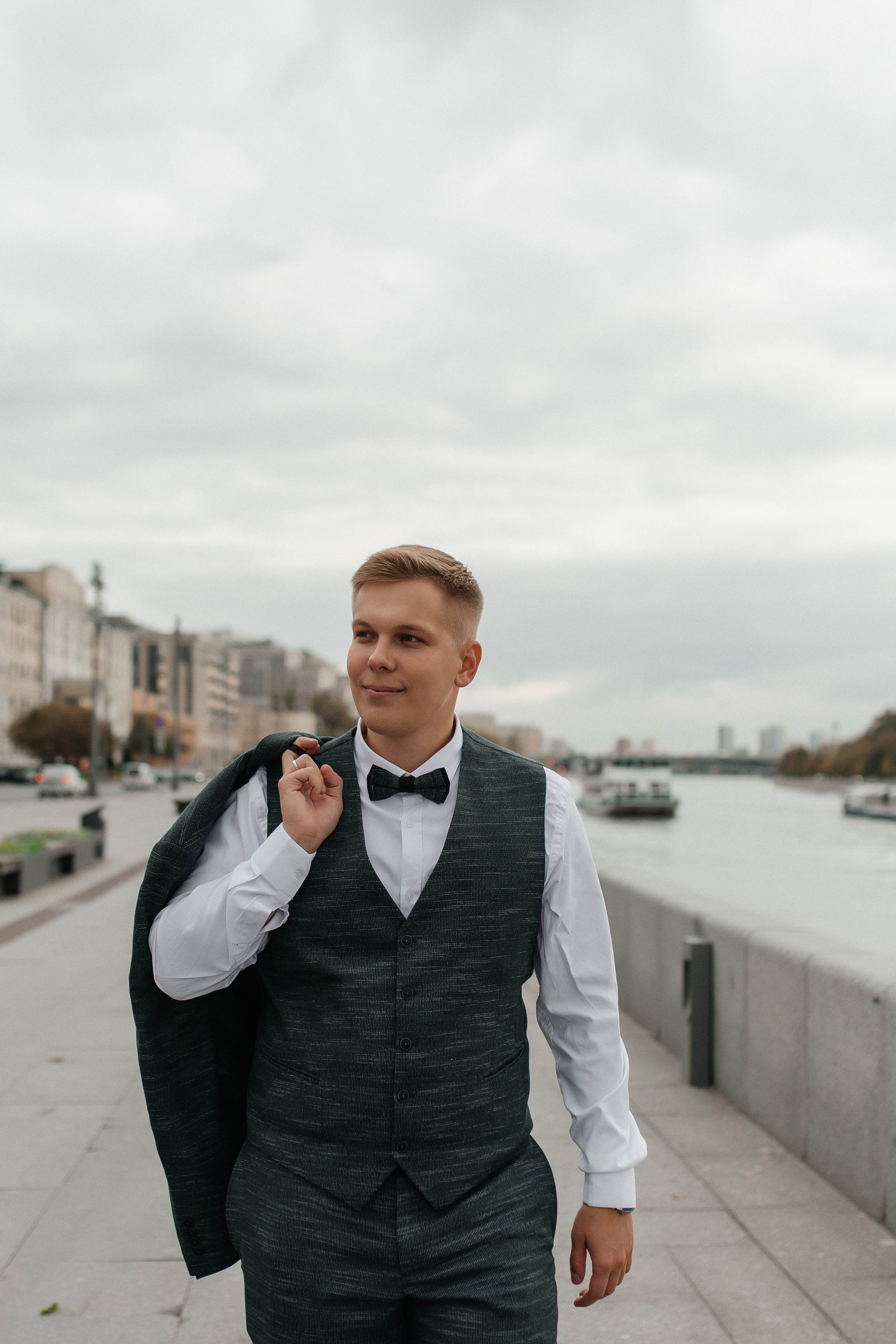 Свадебная фотосессия на набережной Москвы реки. Фото Радости. Свадебный и семейный фотограф в Москве Юлия Самойлова