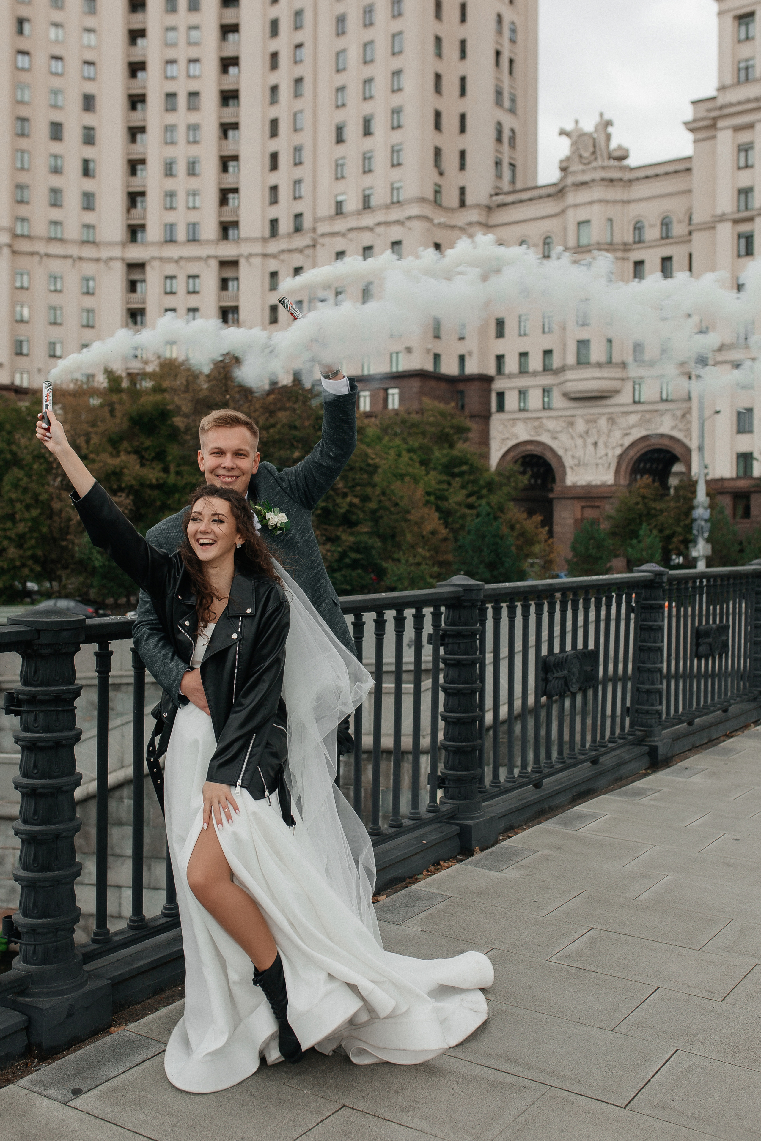 Свадебная фотосессия на набережной Москвы реки. Фото Радости. Свадебный и семейный фотограф в Москве Юлия Самойлова