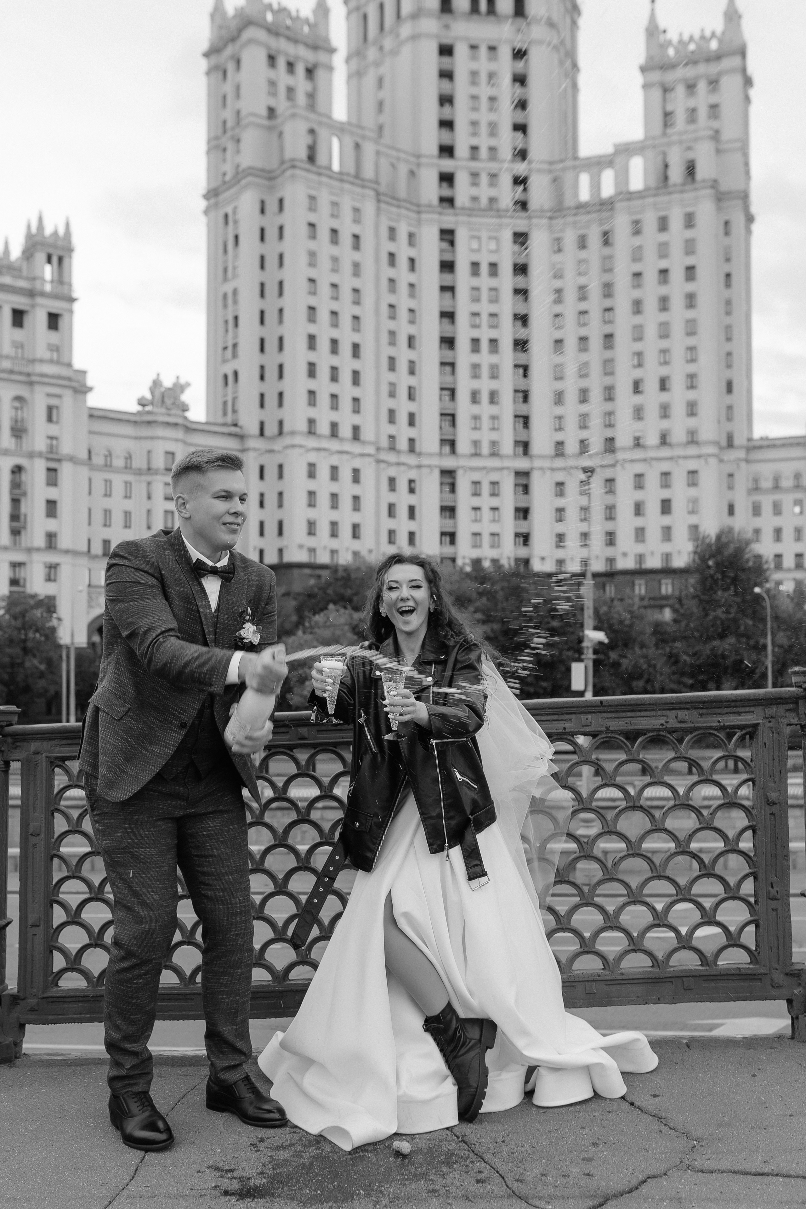 Свадебная фотосессия на набережной Москвы реки. Фото Радости. Свадебный и семейный фотограф в Москве Юлия Самойлова