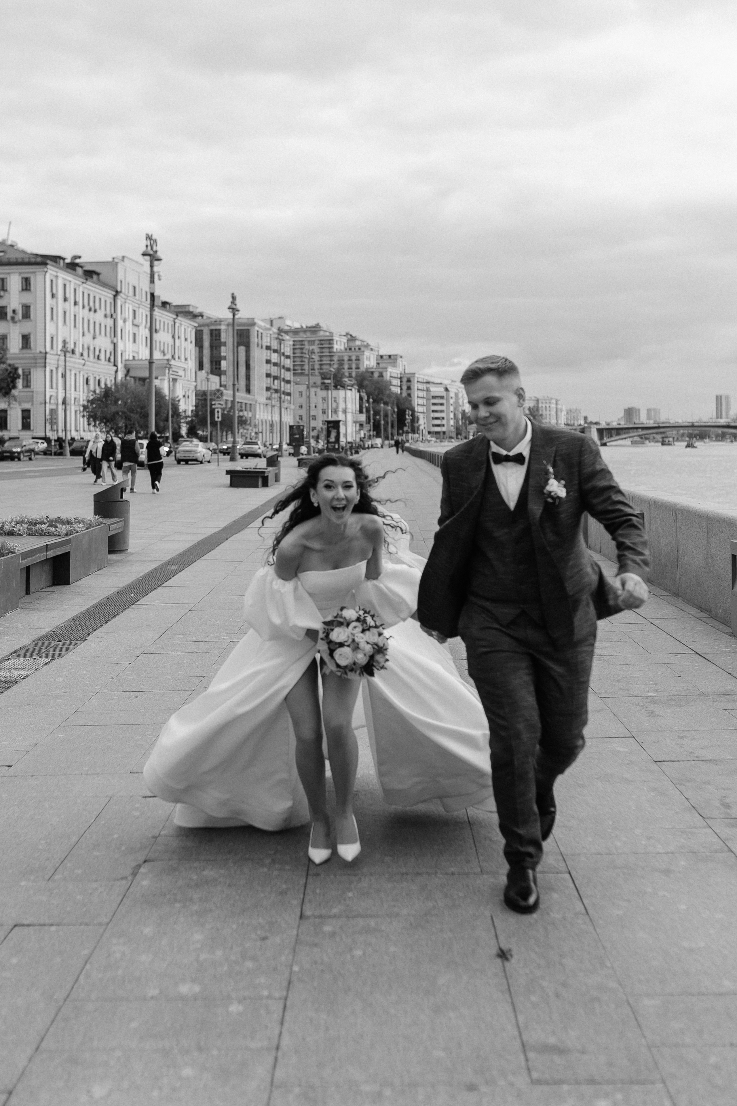 Свадебная фотосессия на набережной Москвы реки. Фото Радости. Свадебный и семейный фотограф в Москве Юлия Самойлова