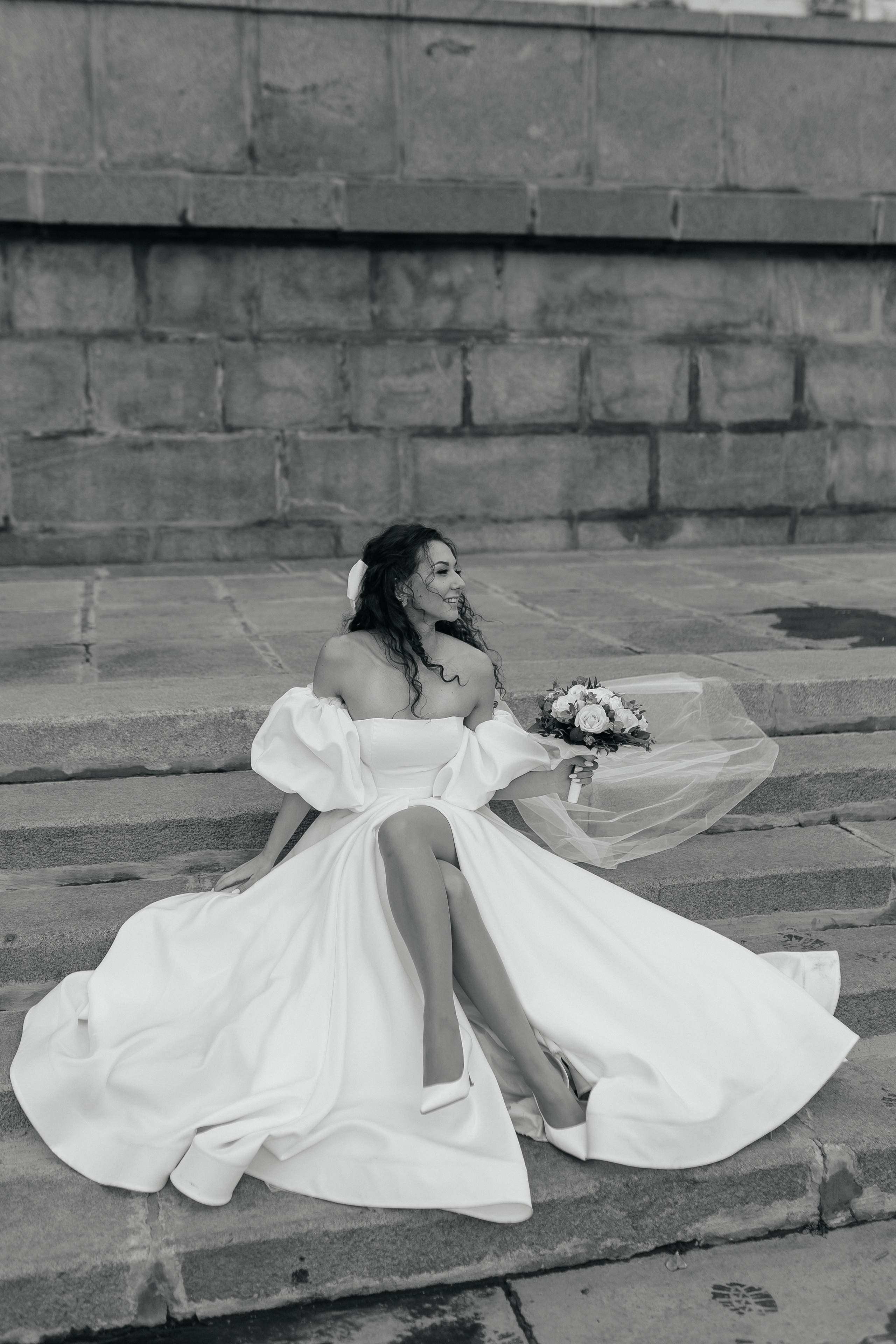 Свадебная фотосессия на набережной Москвы реки. Фото Радости. Свадебный и семейный фотограф в Москве Юлия Самойлова