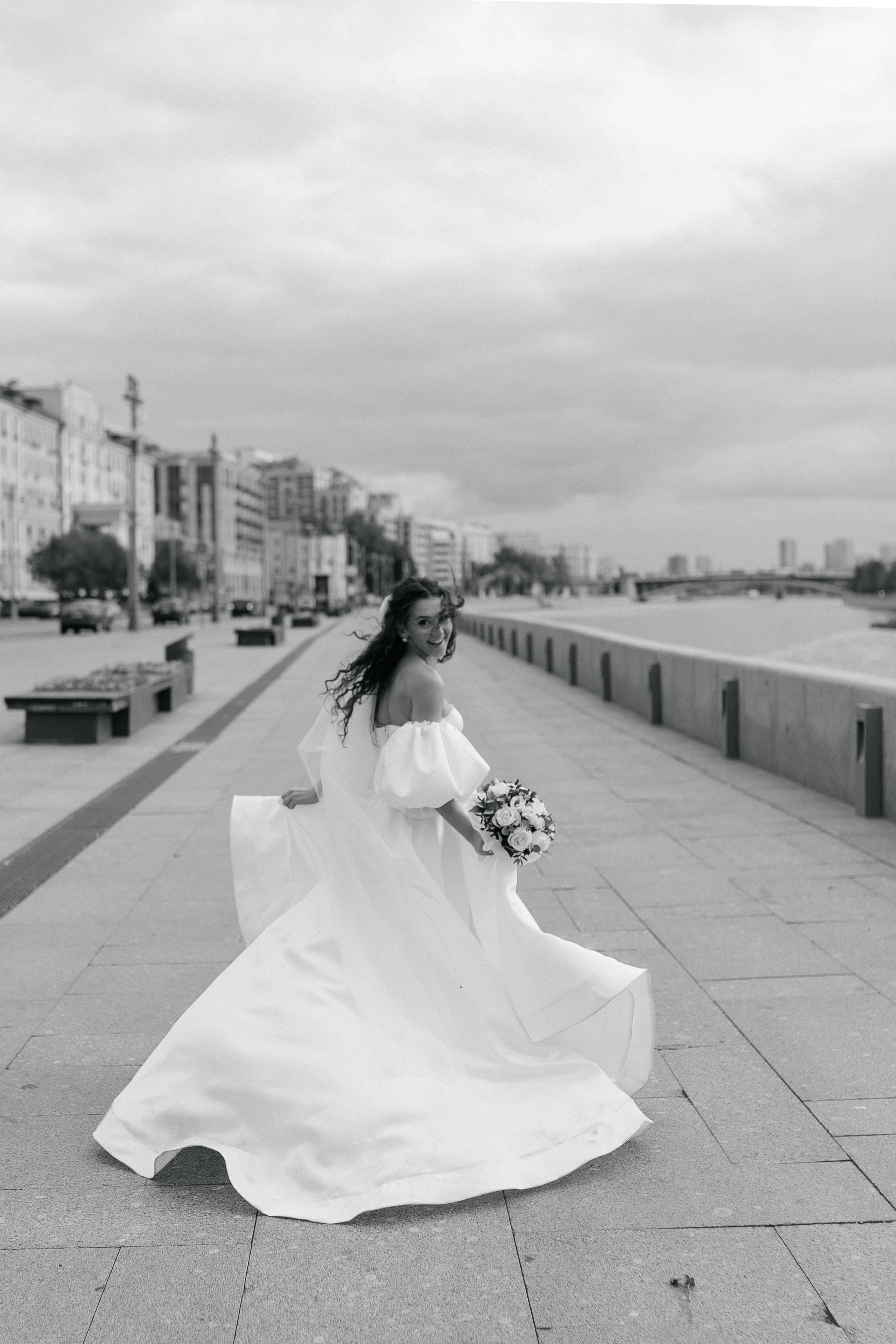 Свадебная фотосессия на набережной Москвы реки. Фото Радости. Свадебный и семейный фотограф в Москве Юлия Самойлова