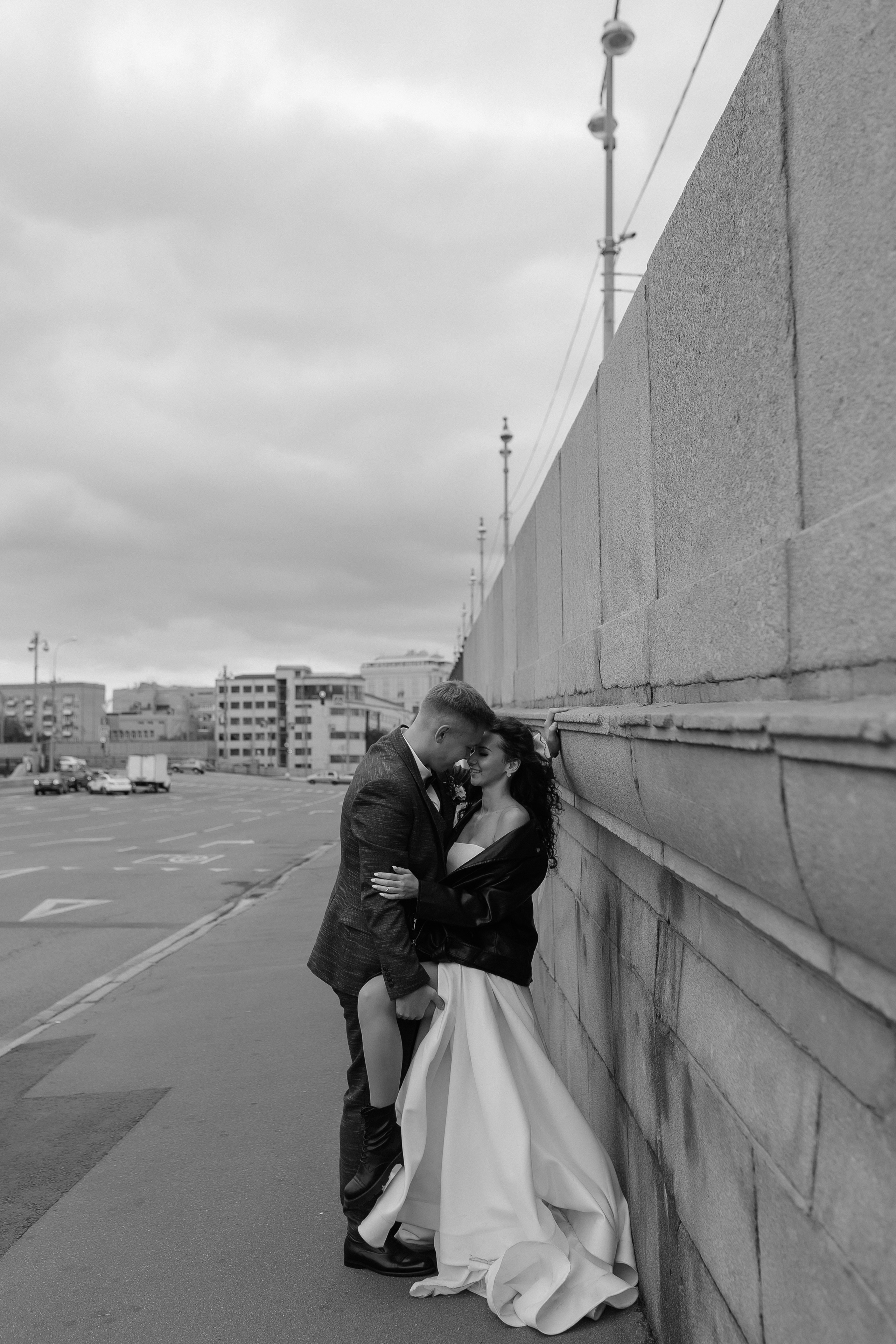 Свадебная фотосессия на набережной Москвы реки. Фото Радости. Свадебный и семейный фотограф в Москве Юлия Самойлова