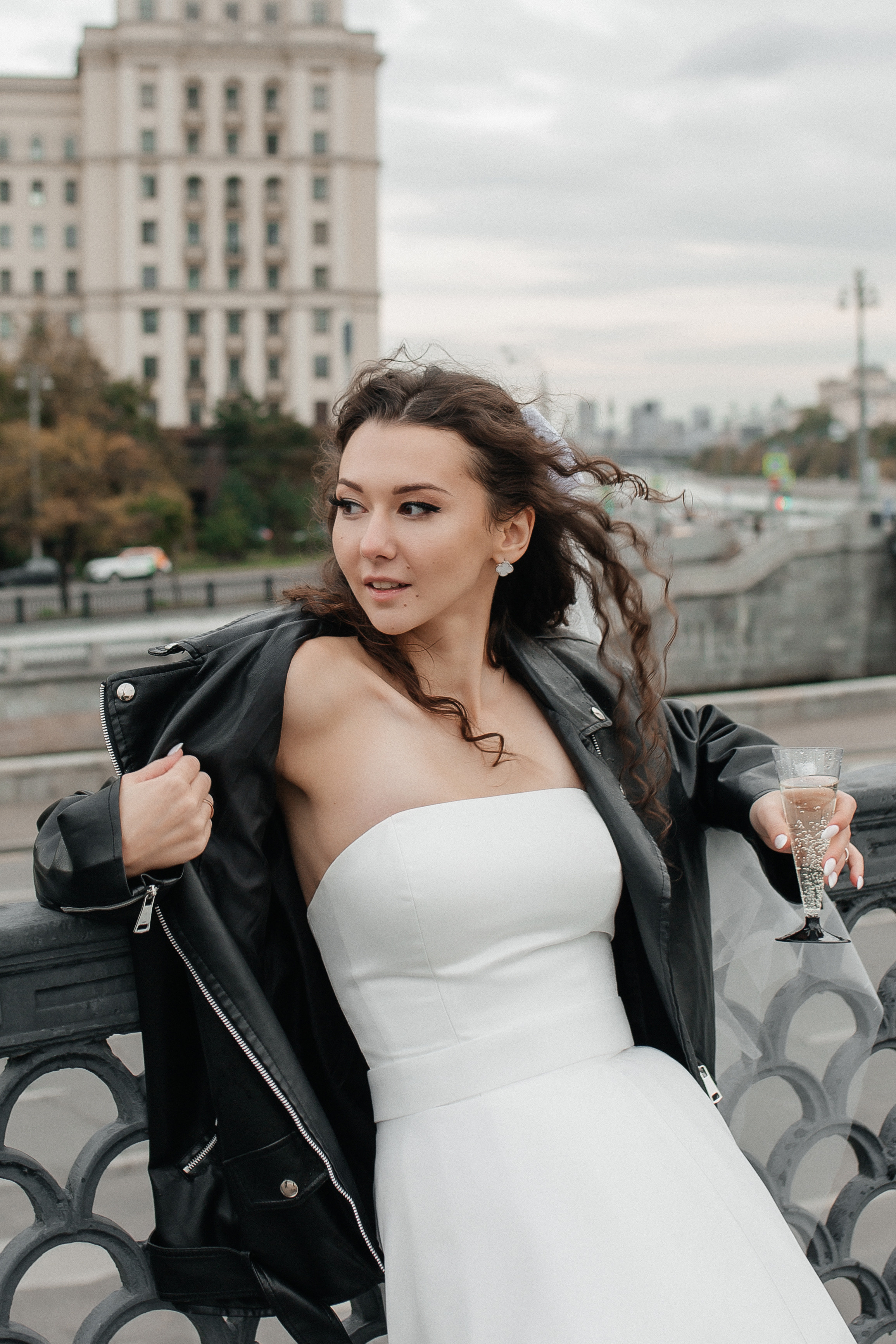 Свадебная фотосессия на набережной Москвы реки. Фото Радости. Свадебный и семейный фотограф в Москве Юлия Самойлова