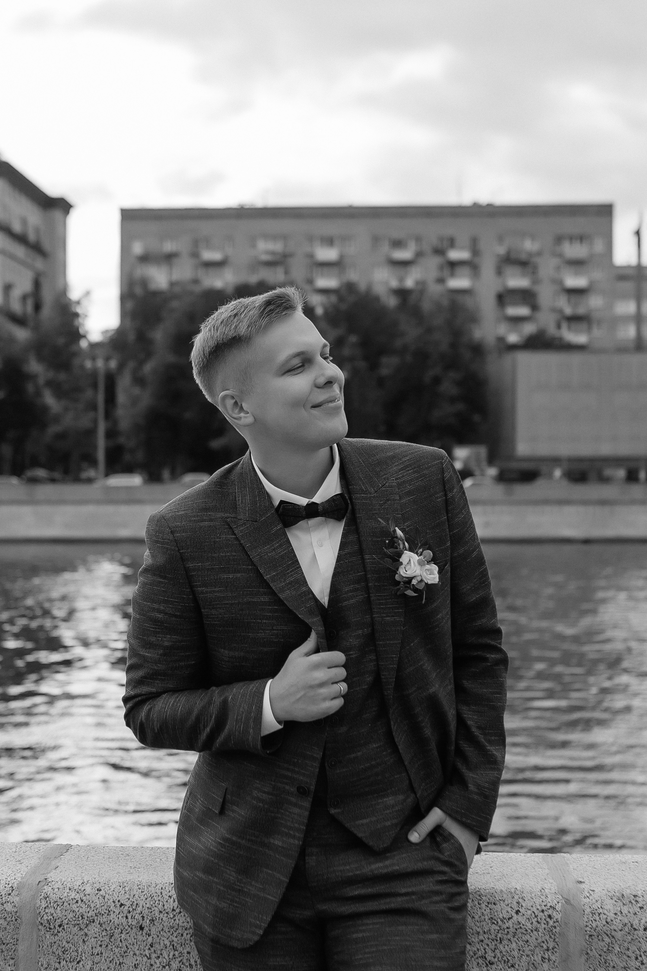 Свадебная фотосессия на набережной Москвы реки. Фото Радости. Свадебный и семейный фотограф в Москве Юлия Самойлова