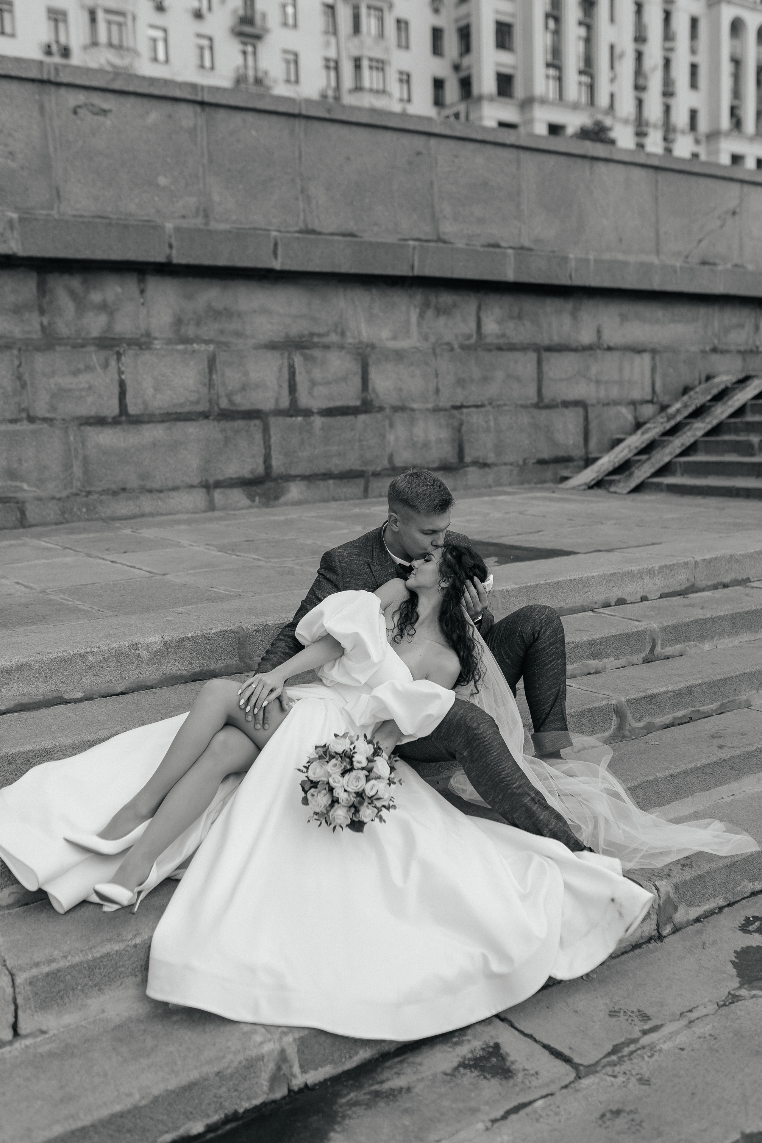 Свадебная фотосессия на набережной Москвы реки. Фото Радости. Свадебный и семейный фотограф в Москве Юлия Самойлова