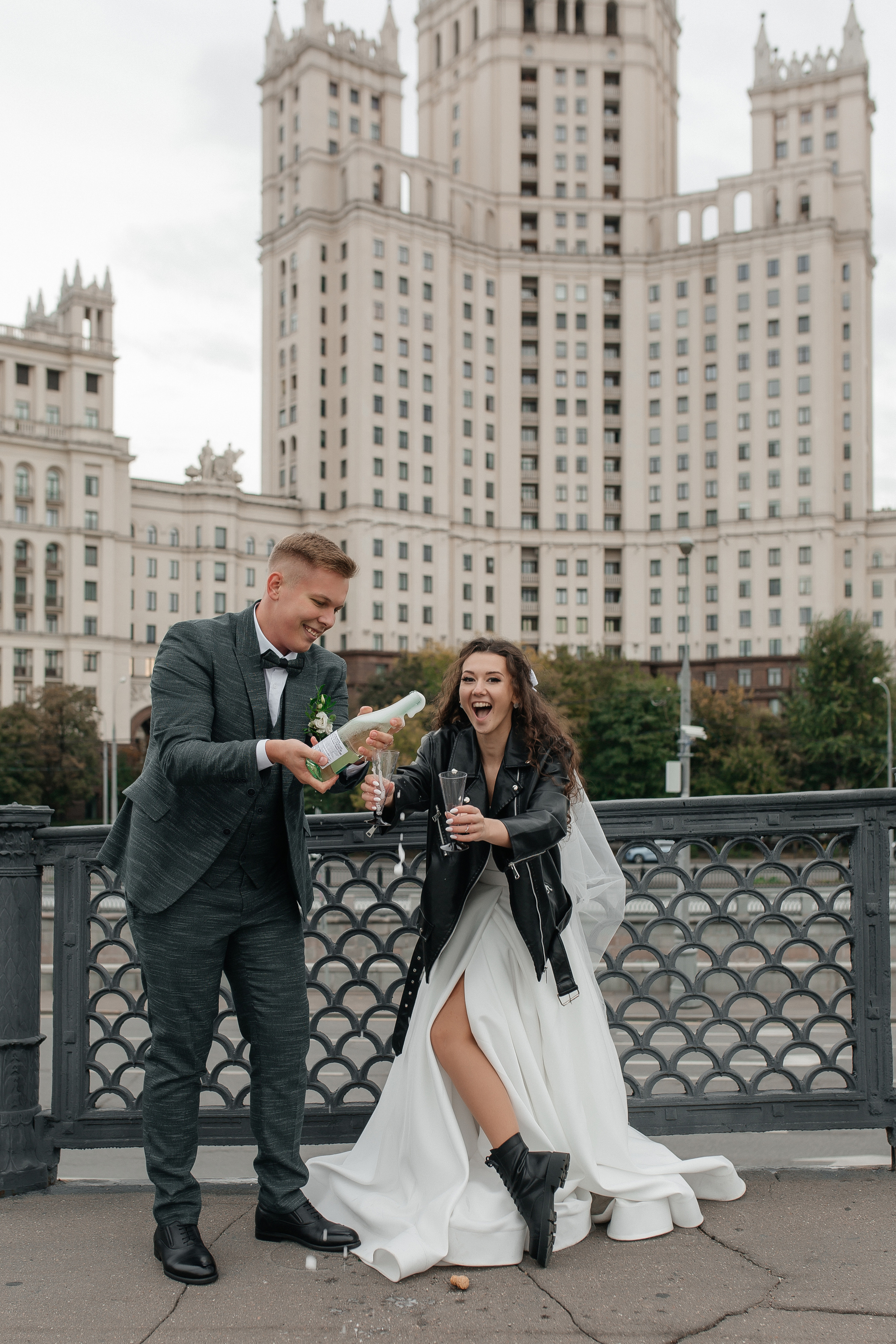 Свадебная фотосессия на набережной Москвы реки. Фото Радости. Свадебный и семейный фотограф в Москве Юлия Самойлова