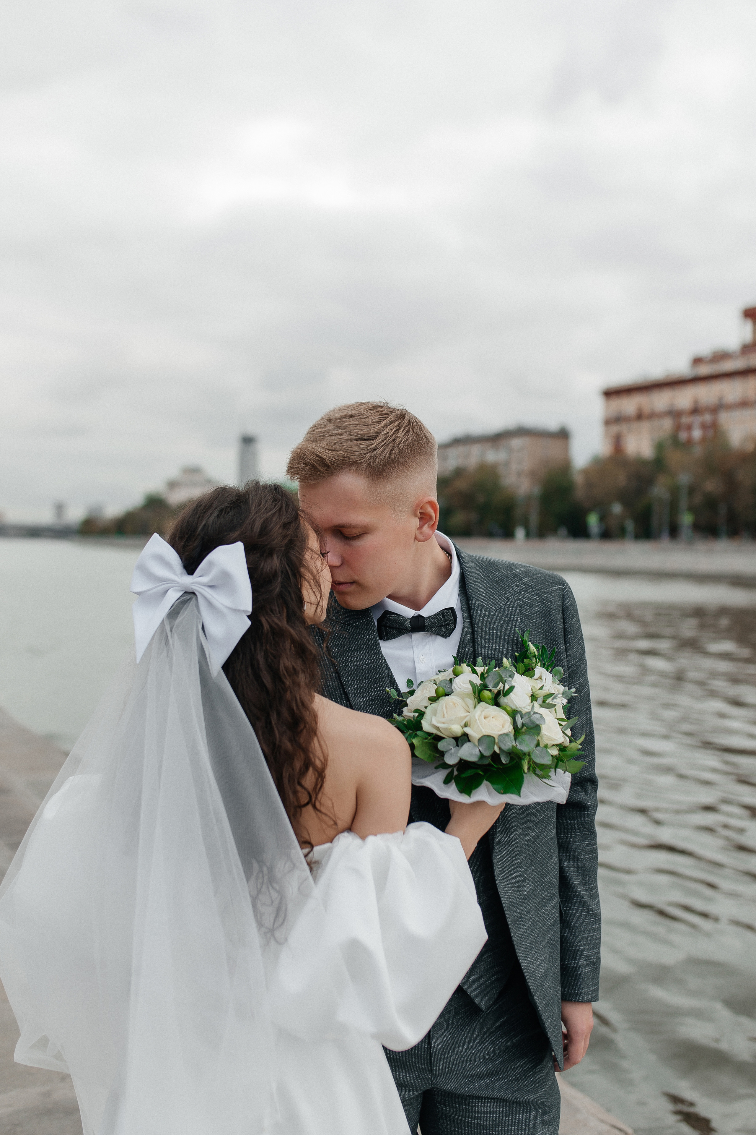 Свадебная фотосессия на набережной Москвы реки. Фото Радости. Свадебный и семейный фотограф в Москве Юлия Самойлова
