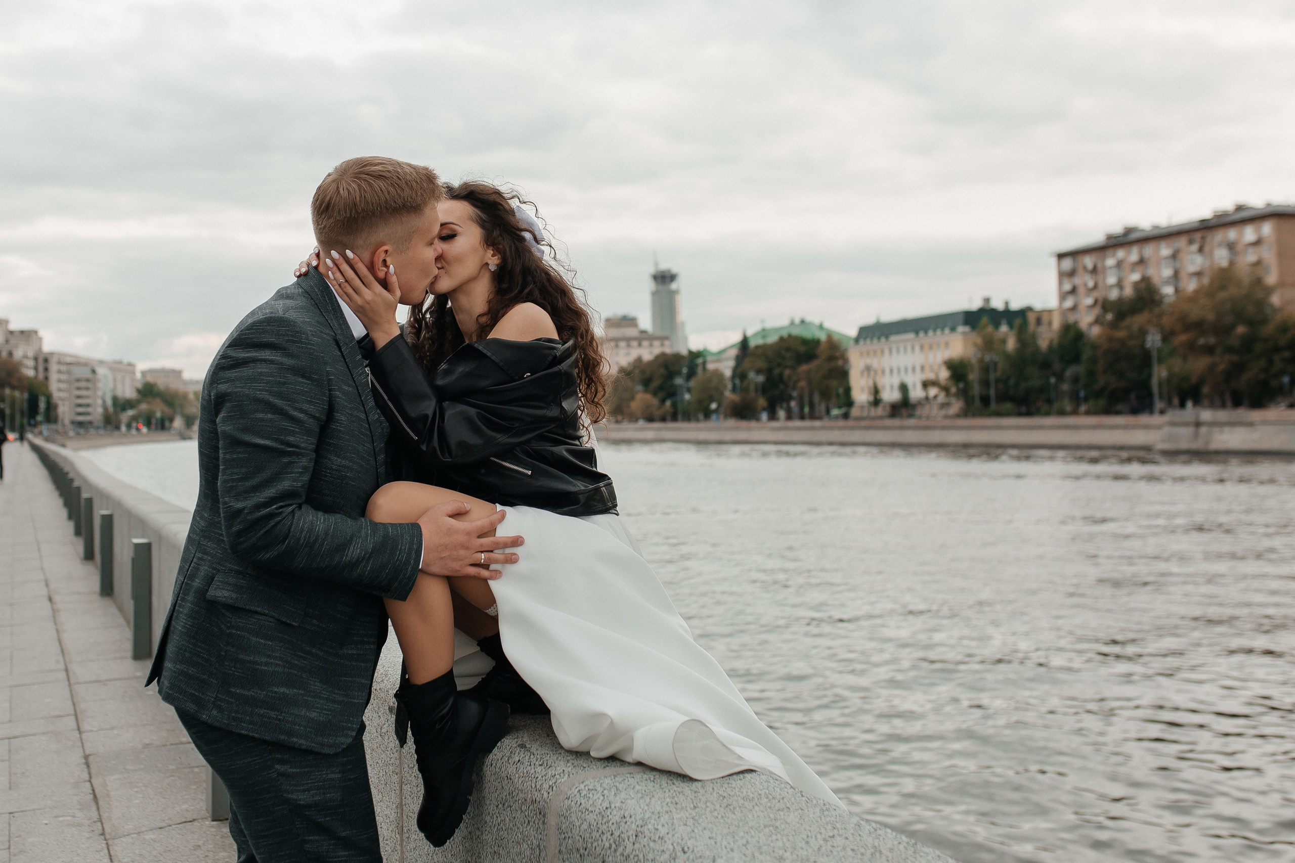 Свадебная фотосессия на набережной Москвы реки. Фото Радости. Свадебный и семейный фотограф в Москве Юлия Самойлова