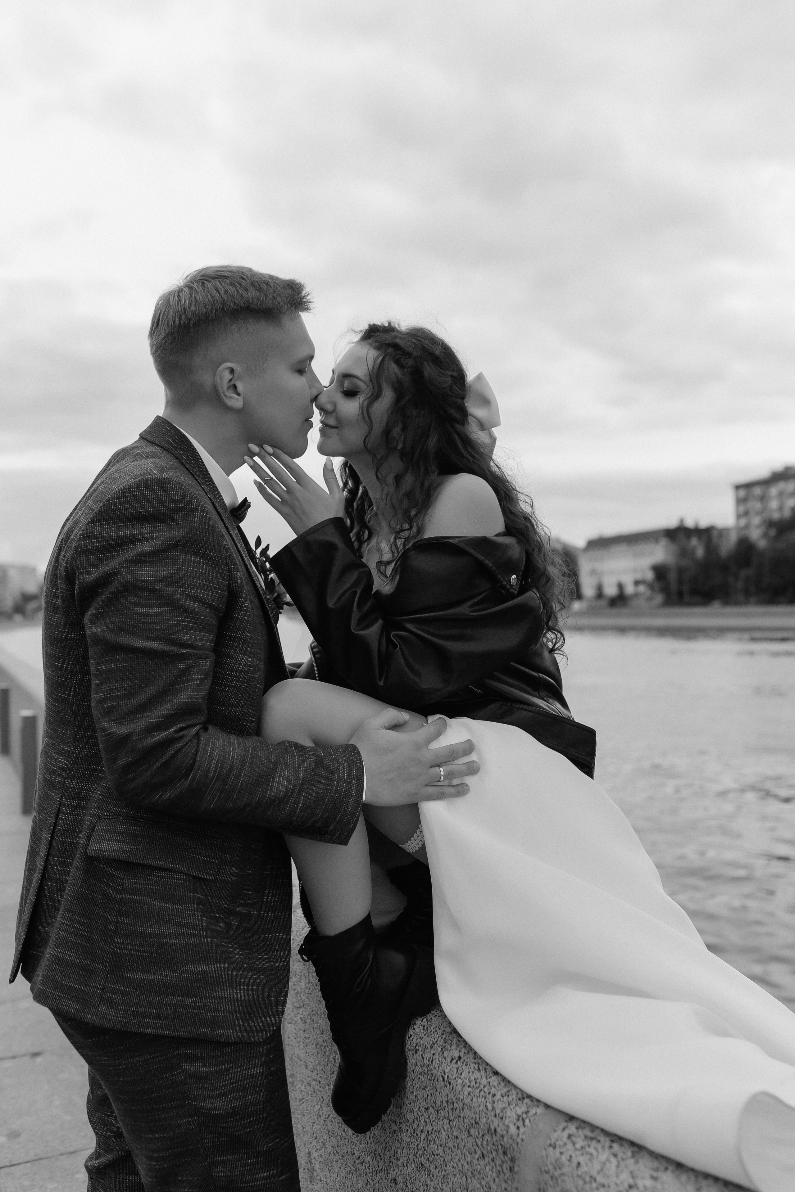 Свадебная фотосессия на набережной Москвы реки. Фото Радости. Свадебный и семейный фотограф в Москве Юлия Самойлова