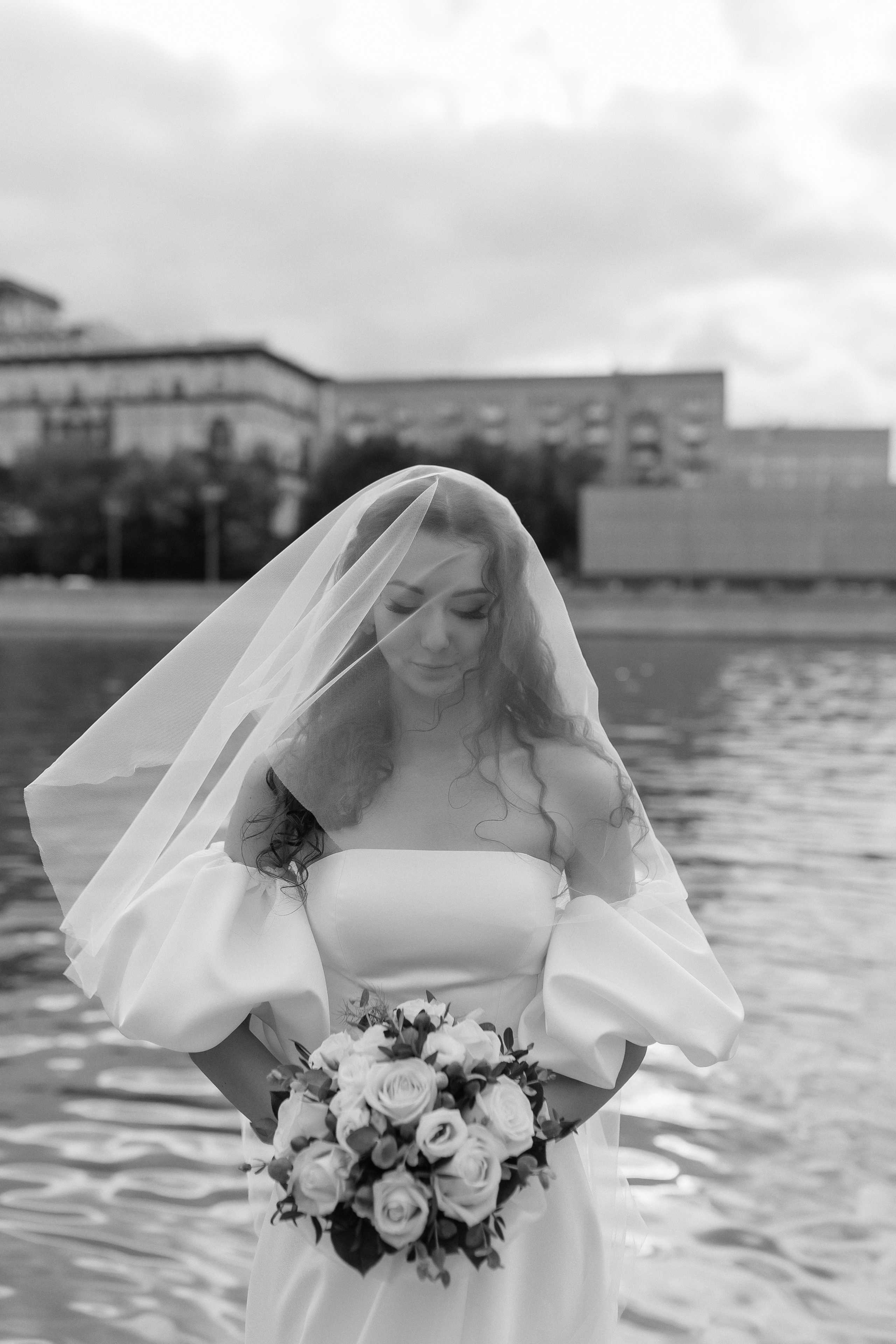 Свадебная фотосессия на набережной Москвы реки. Фото Радости. Свадебный и семейный фотограф в Москве Юлия Самойлова