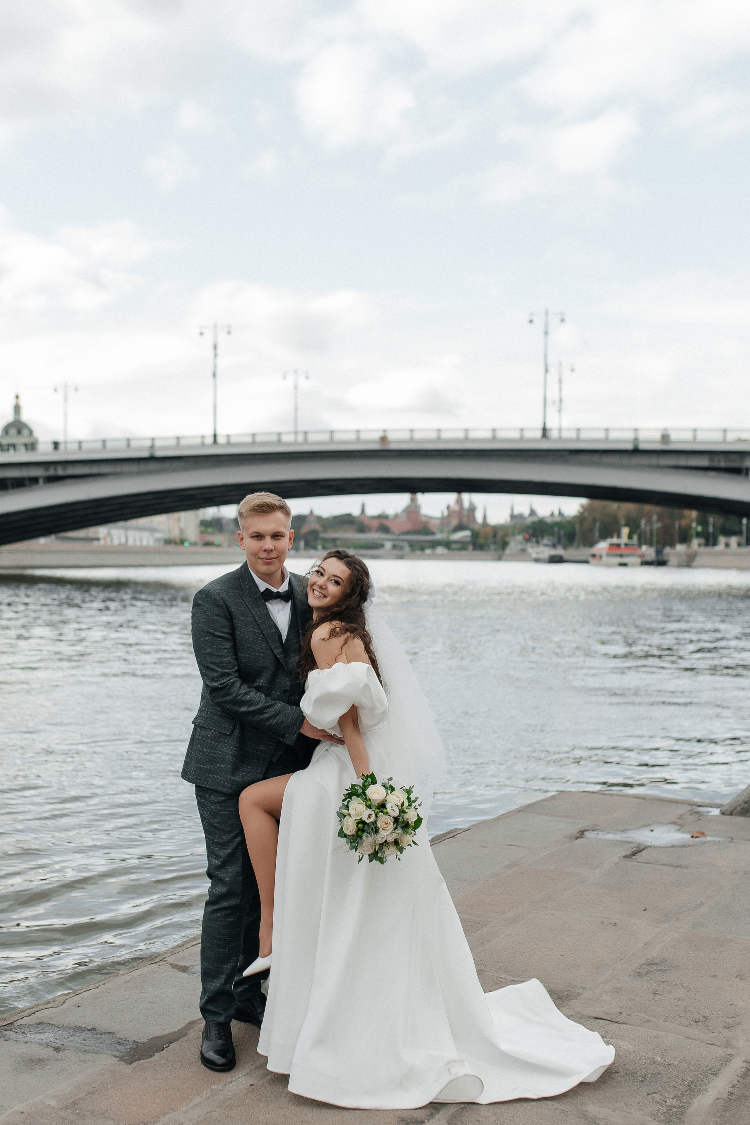 Свадебная фотосессия на набережной Москвы реки. Фото Радости. Свадебный и семейный фотограф в Москве Юлия Самойлова