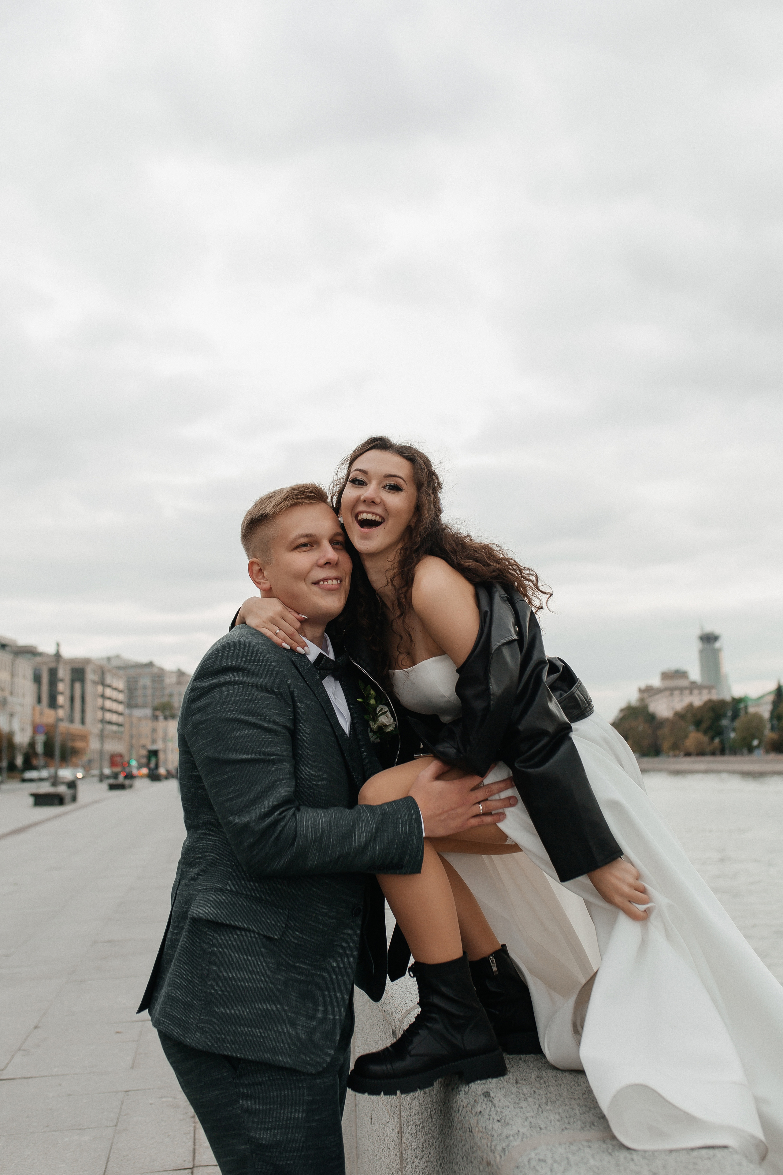 Свадебная фотосессия на набережной Москвы реки. Фото Радости. Свадебный и семейный фотограф в Москве Юлия Самойлова