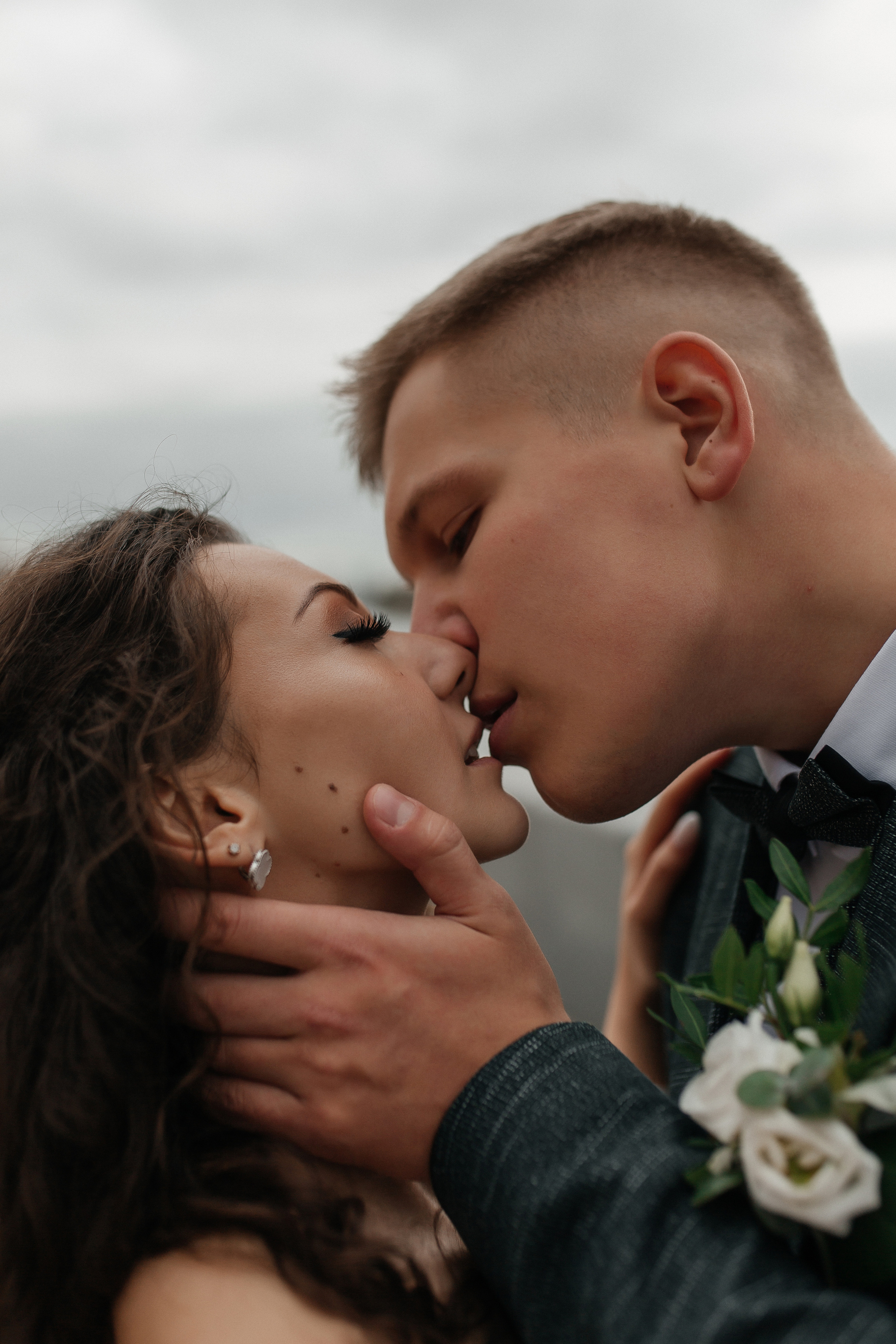 Свадебная фотосессия на набережной Москвы реки. Фото Радости. Свадебный и семейный фотограф в Москве Юлия Самойлова