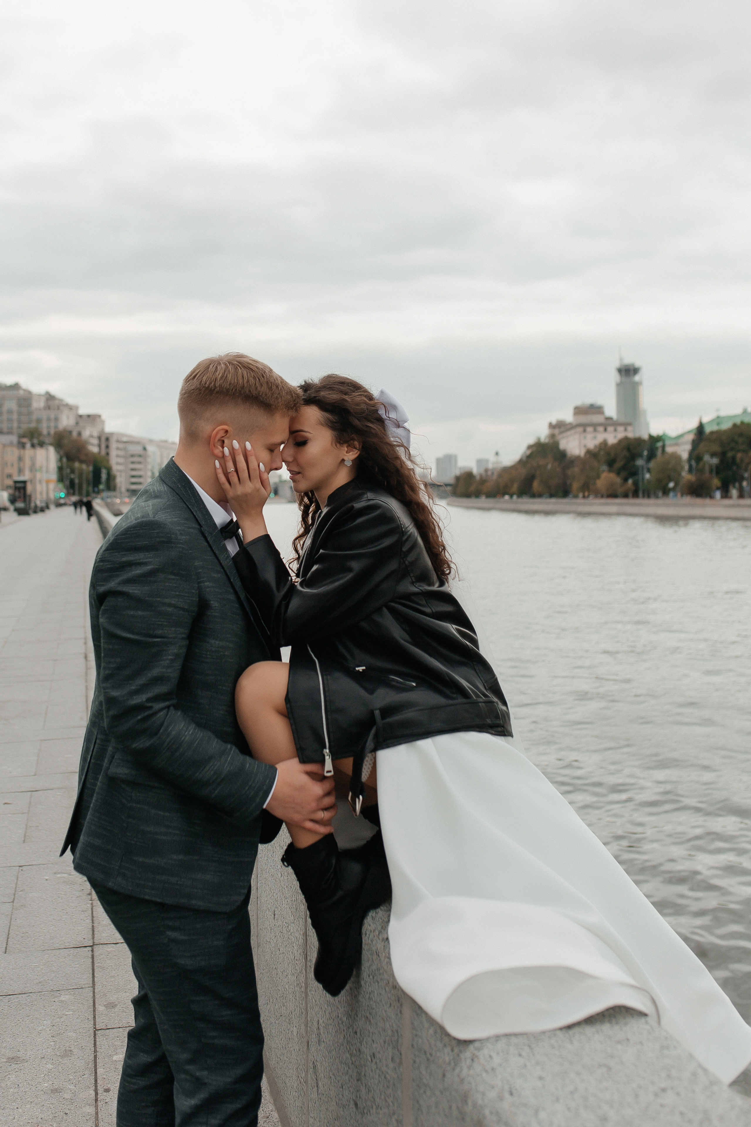 Свадебная фотосессия на набережной Москвы реки. Фото Радости. Свадебный и семейный фотограф в Москве Юлия Самойлова