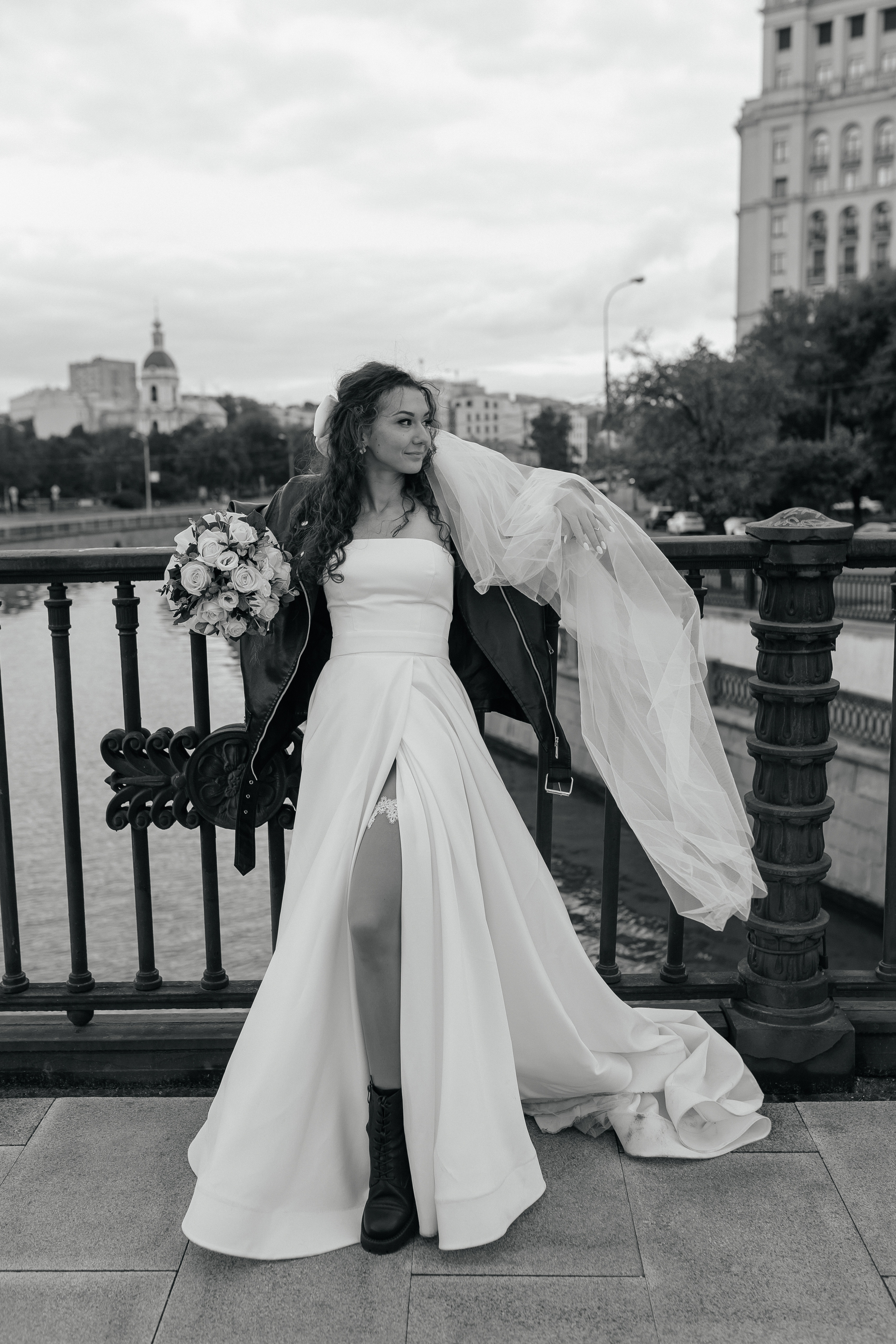 Свадебная фотосессия на набережной Москвы реки. Фото Радости. Свадебный и семейный фотограф в Москве Юлия Самойлова