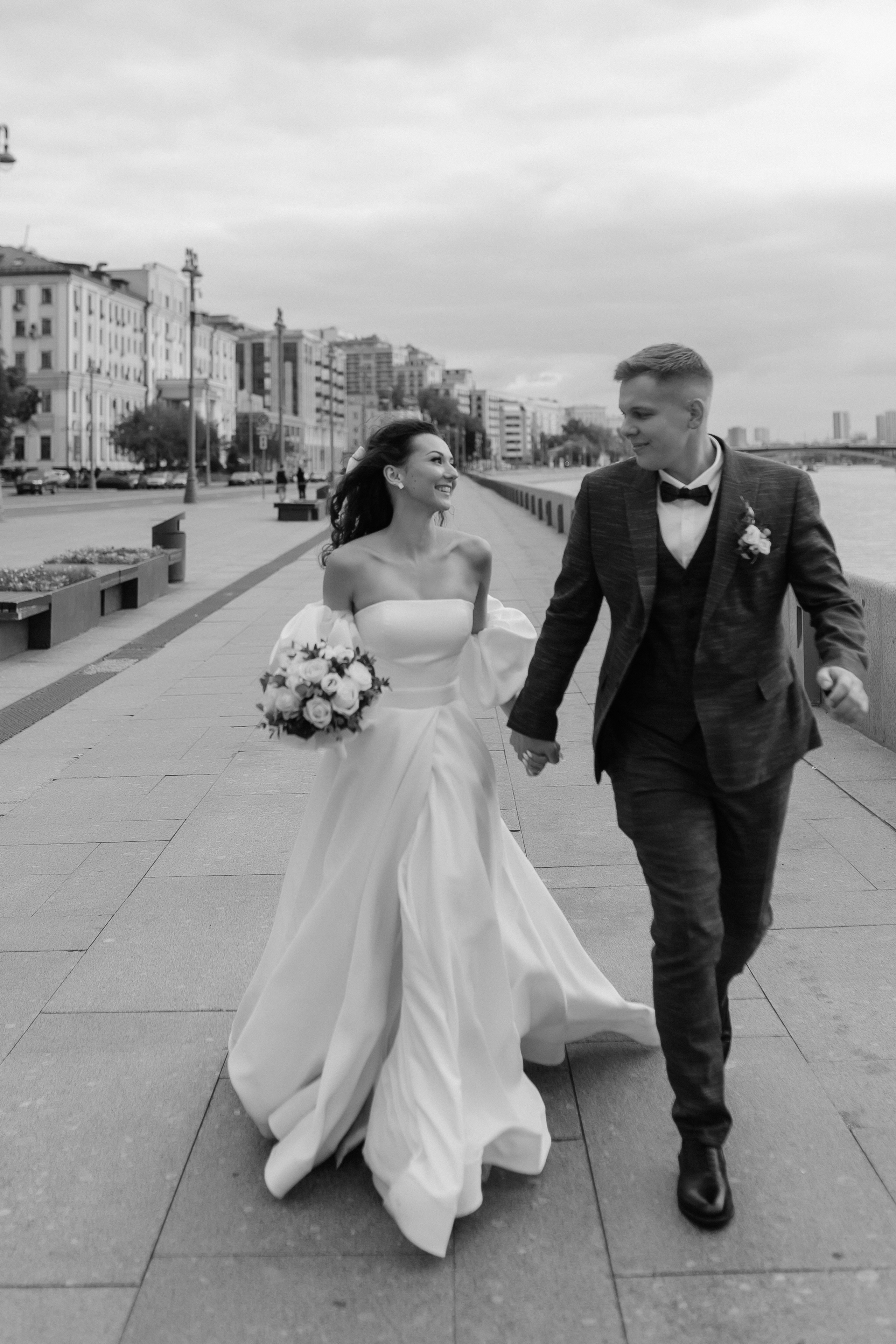 Свадебная фотосессия на набережной Москвы реки. Фото Радости. Свадебный и семейный фотограф в Москве Юлия Самойлова