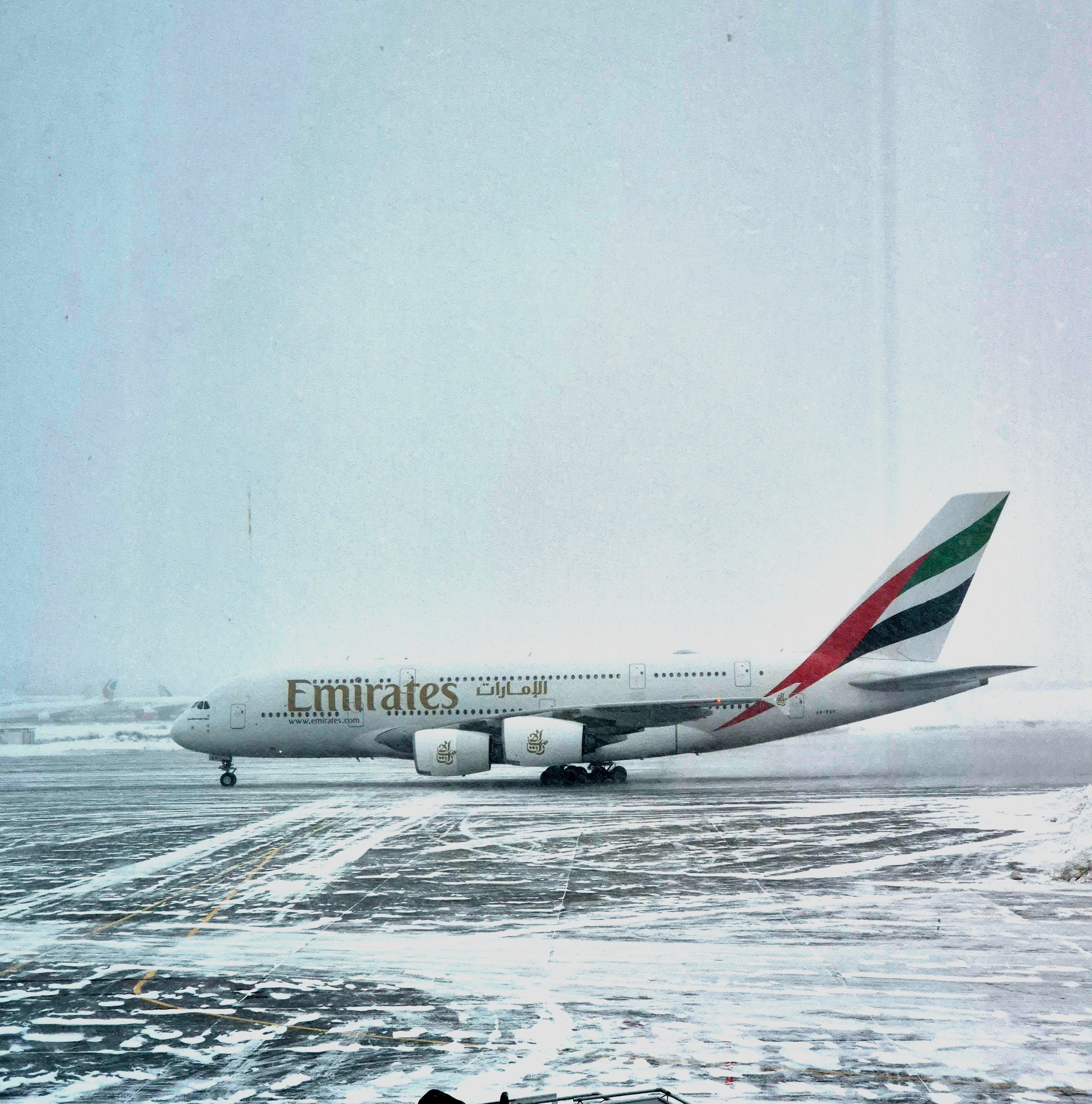 В горах бушевал снегопад, дорога закрыта, граница - тоже. И на Москву тоже надвинулся снежный циклон. Улетели в итоге с задержкой в 5.5 ч