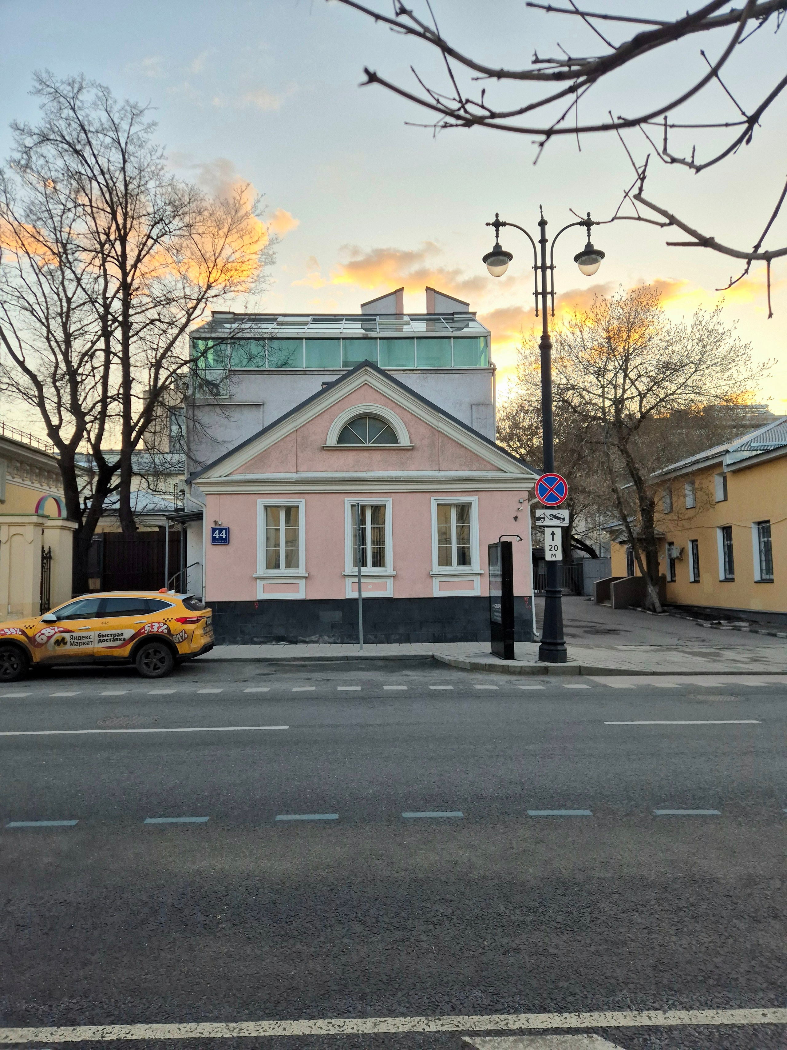 Эклектика - ну или просто мешанина старого фасада и современного офиса