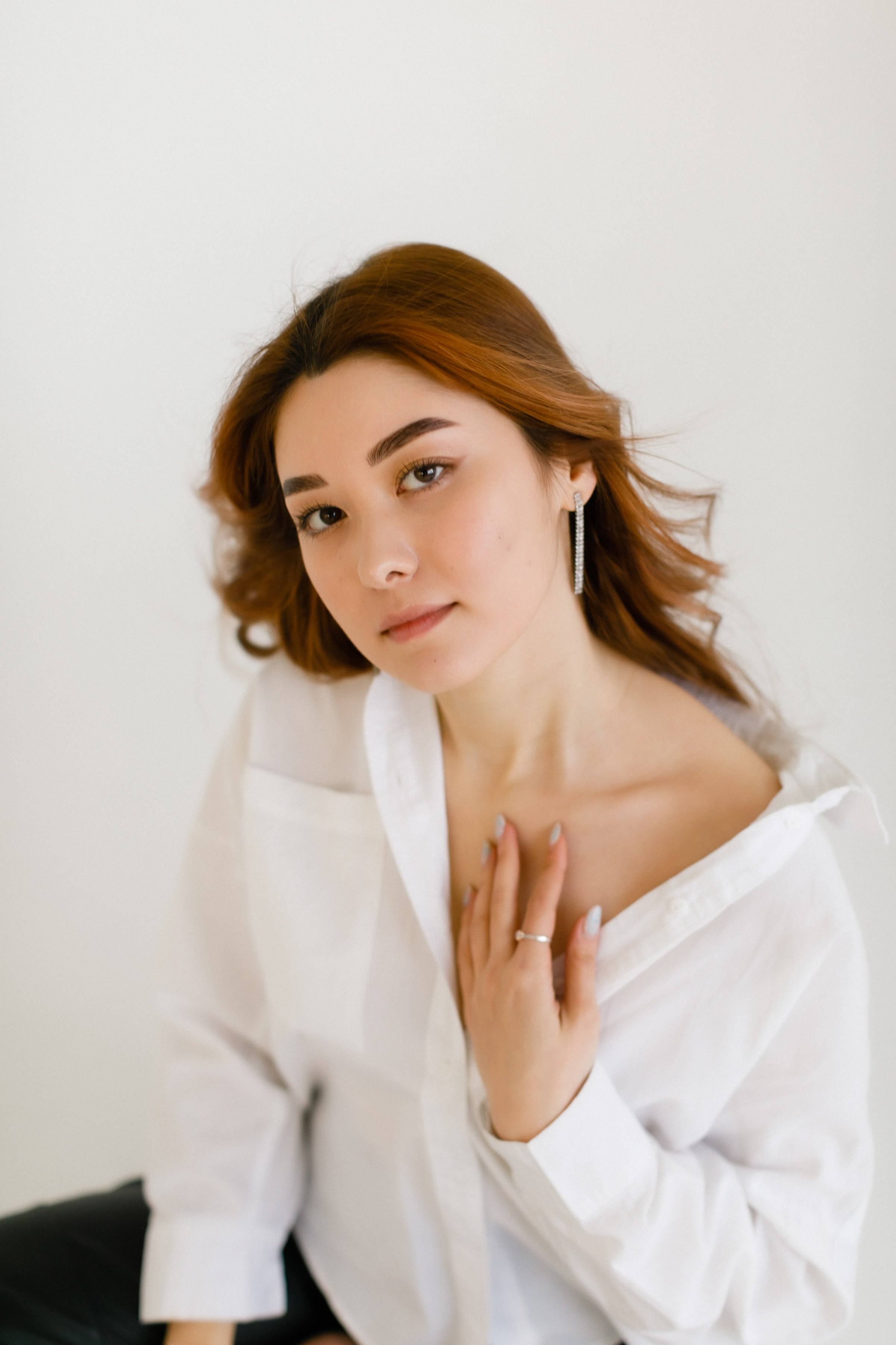 Портрет девушки азиатской внешности на белом фоне