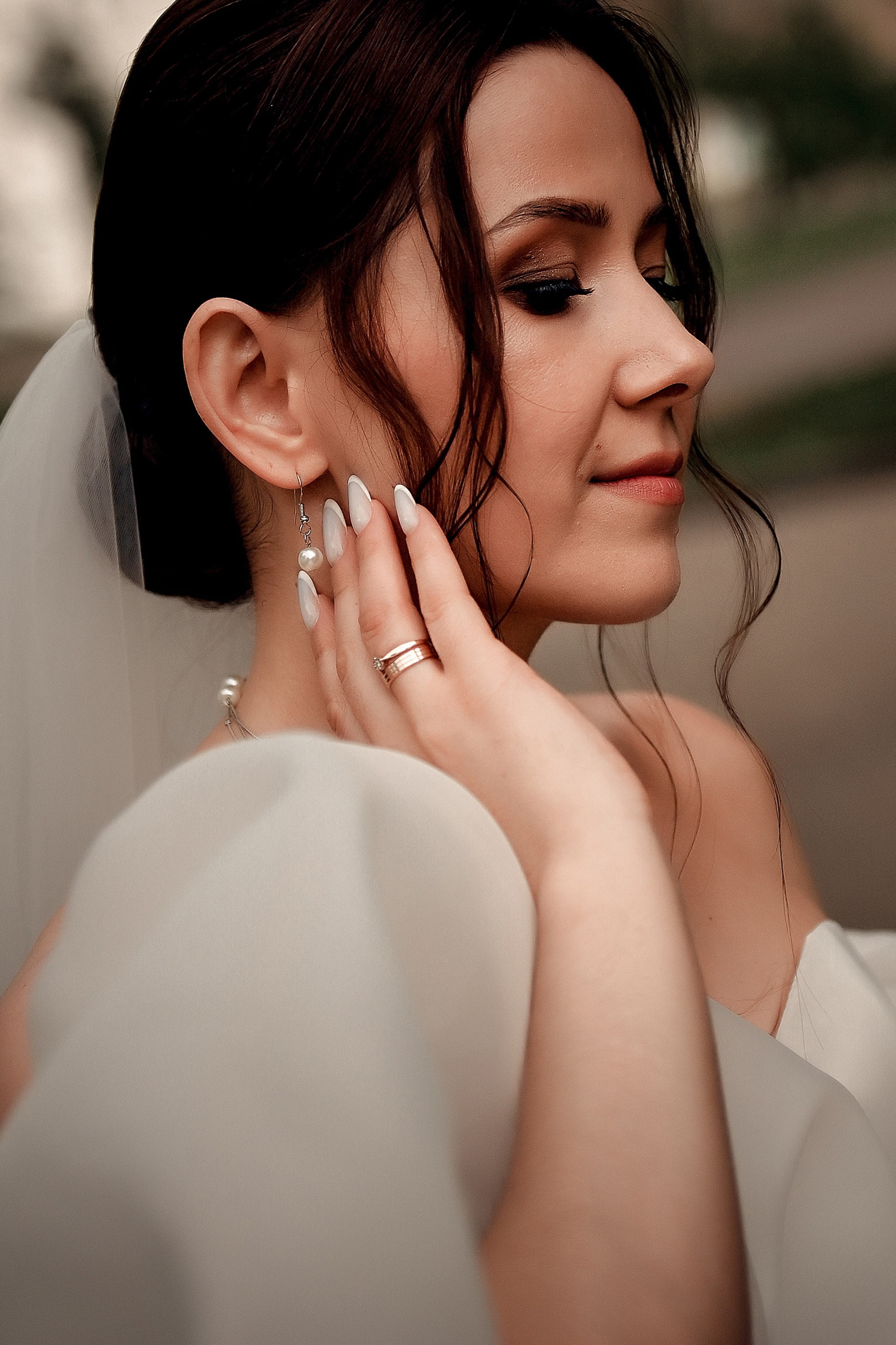 Небольшая свадебная серия в музее и прогулкой под дождем Эльмиры и Ризата. Свадебный, семейный, детский, контент фотограф в Омске Максим Ильин