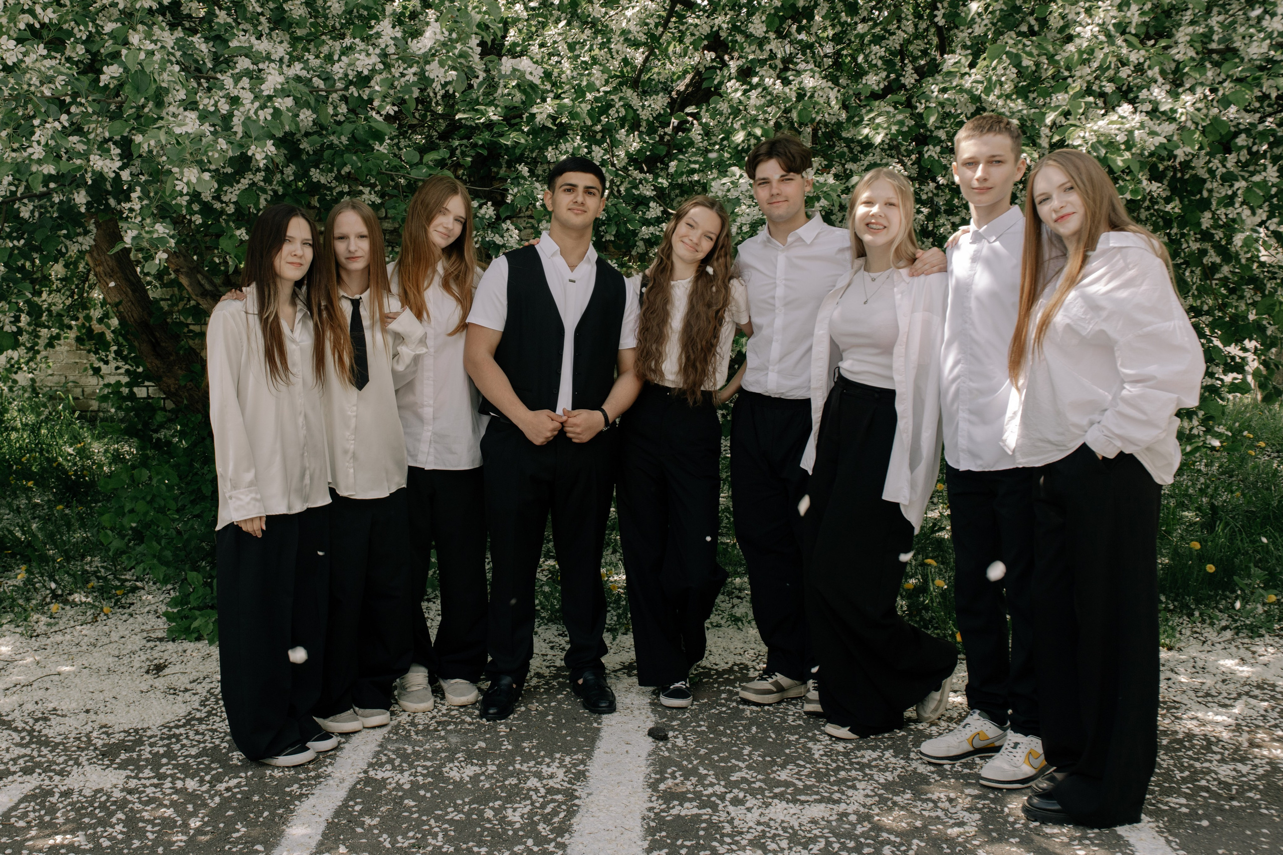 9 класс в яблонях. Фотограф Елена Балакина (Челябинск)