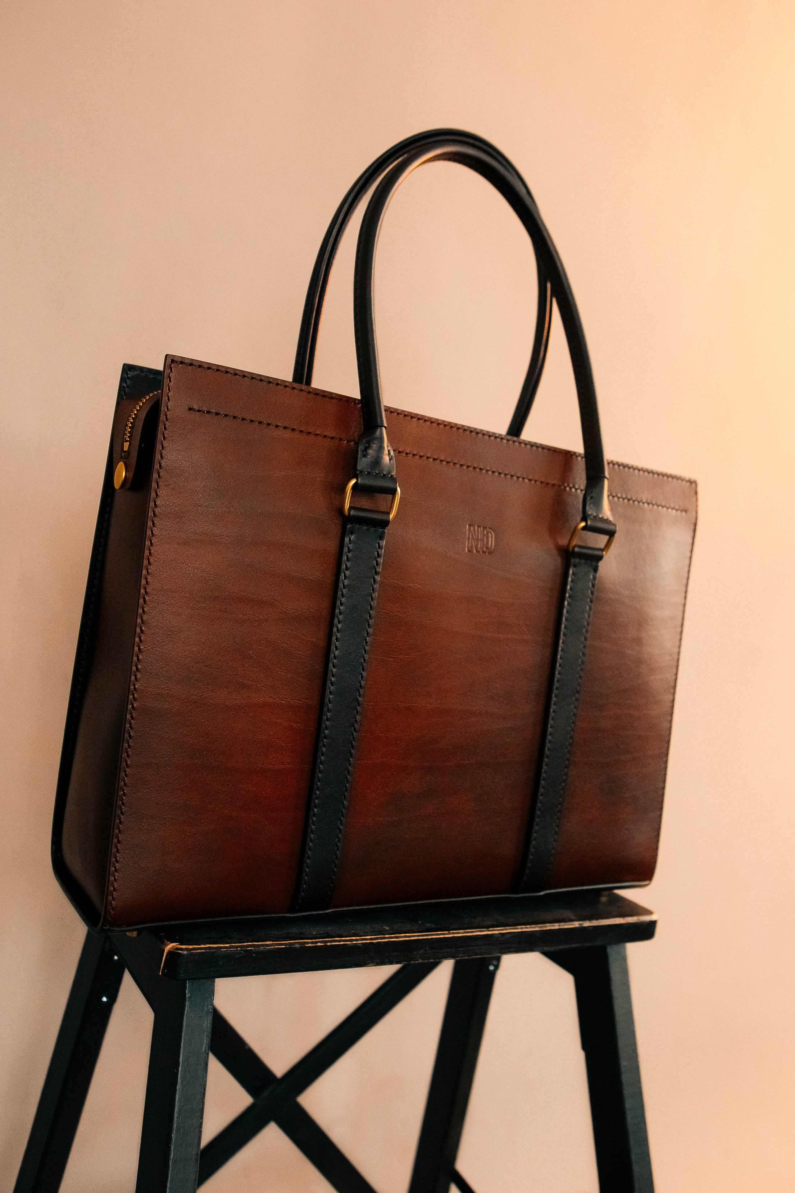 Анна Гречаная и изделие Дана Настаса 💼. Фотограф Ольга Крукле