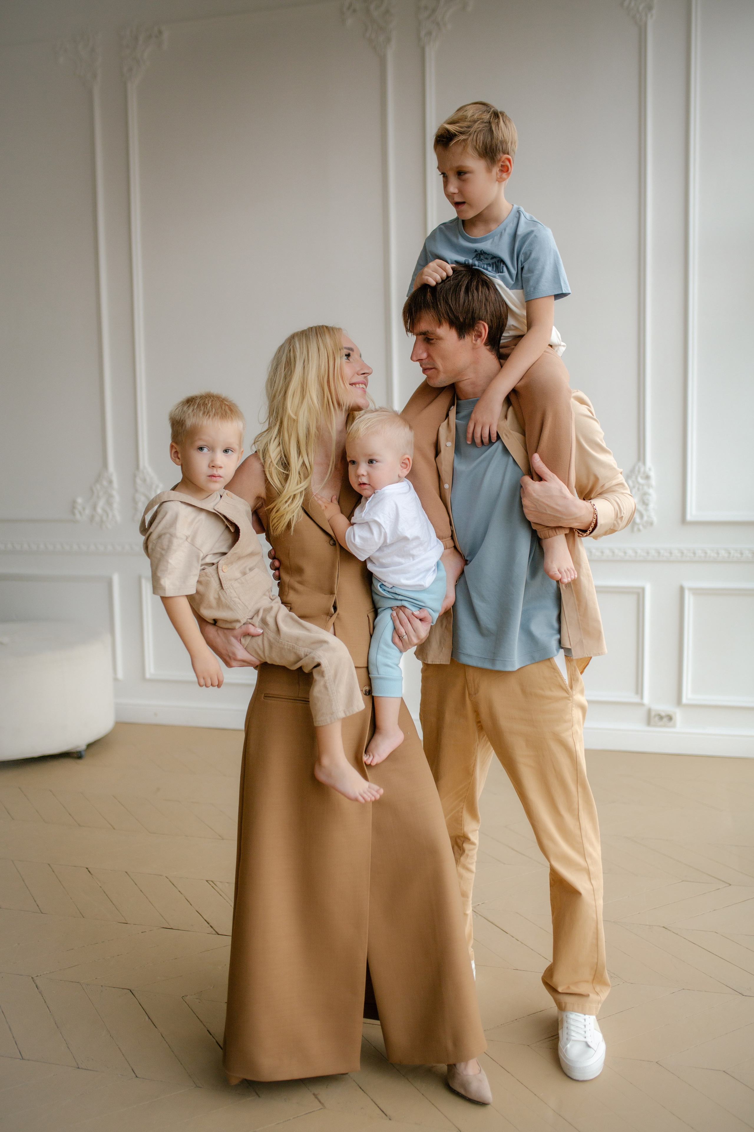 Фотосессия большой семьи в студии