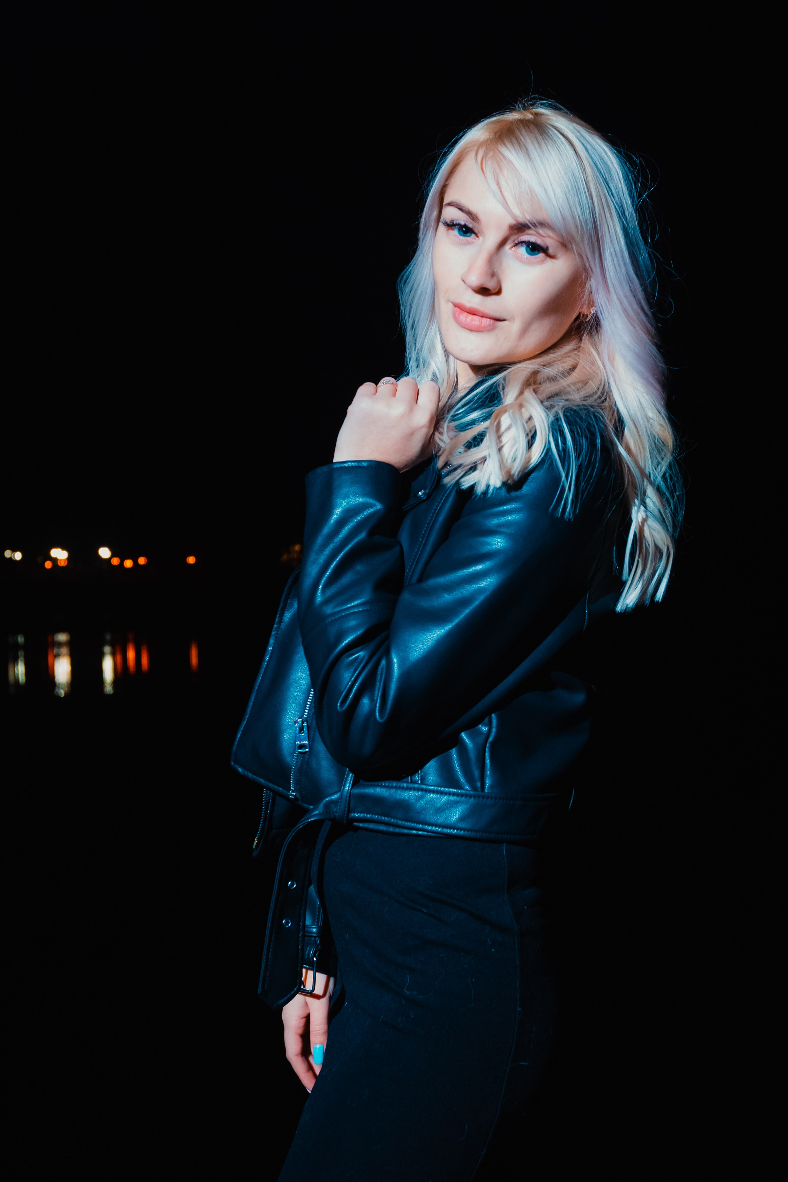 портрет девушки, рядом с озером, ночной пейзаж