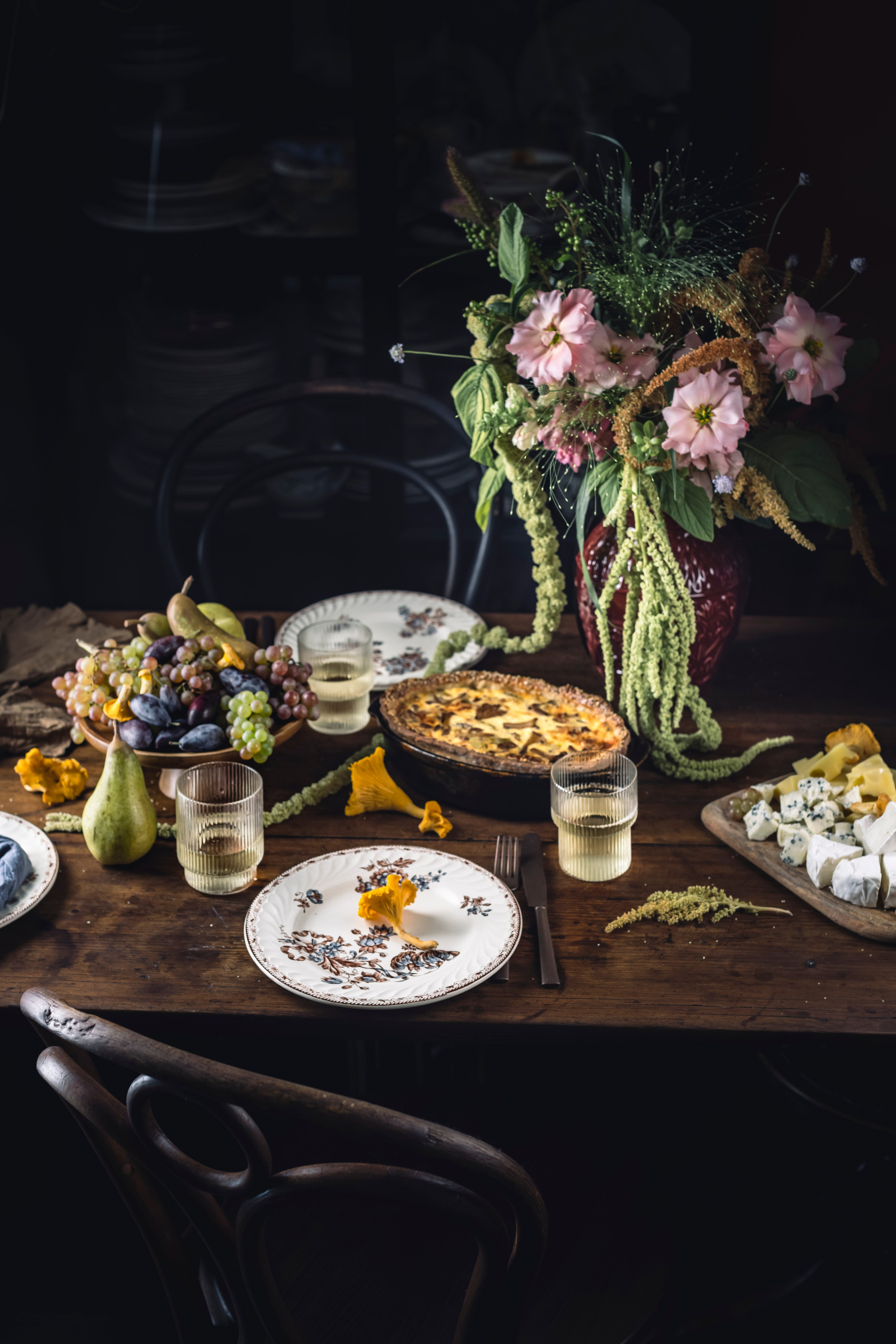Киш с лисичками сервировка. Foodie Stories (гастрономические истории) рекламная фуд-фотосъёмка, Москва