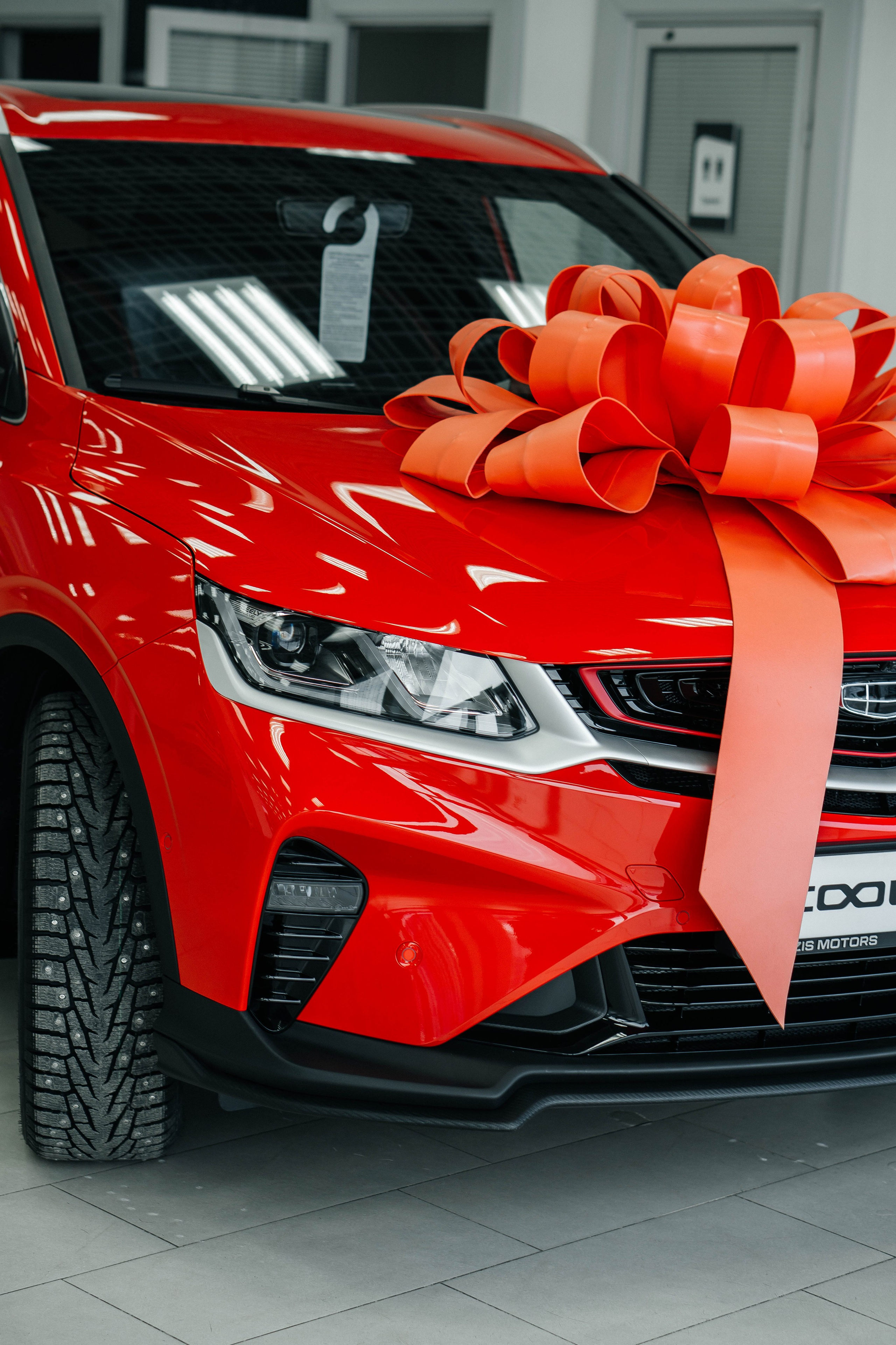 В автосалоне. Получение ключей от автомобиля. Женский, семейный и детский фотограф в Тюмени Диана Осипова