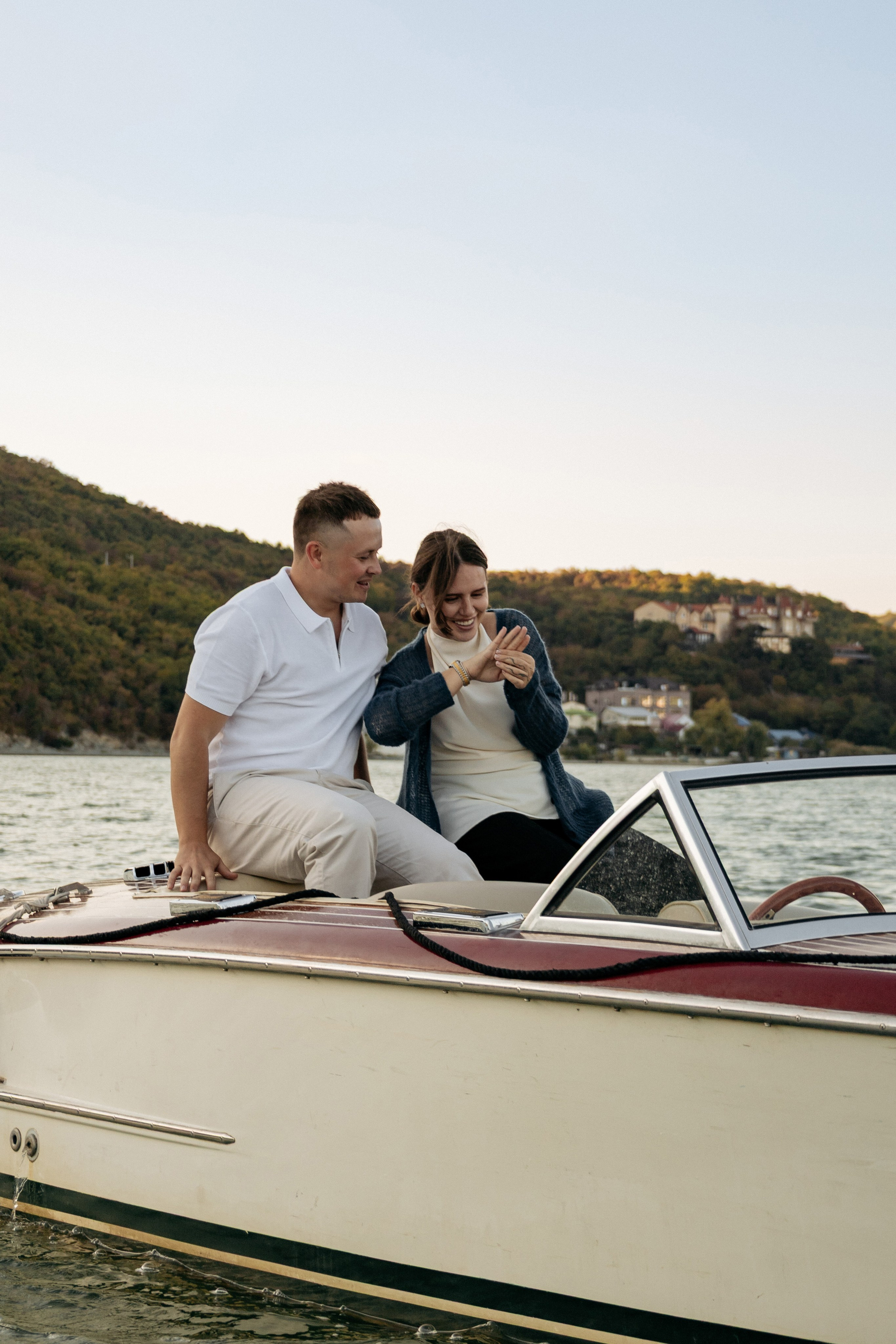 Пара наслаждается видами курорта Абрау-Дюрсо с воды